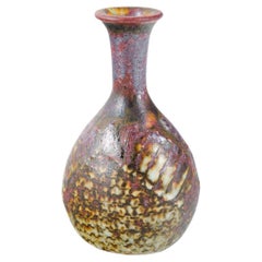 Von Stig Lindberg im Studio hergestellte Miniaturvase aus Steingut. Mitte des 20. Jahrhunderts Von Stig Lindberg im Studio hergestellte Miniaturvase aus Steingut. Mitte des 20. Jahrhunderts