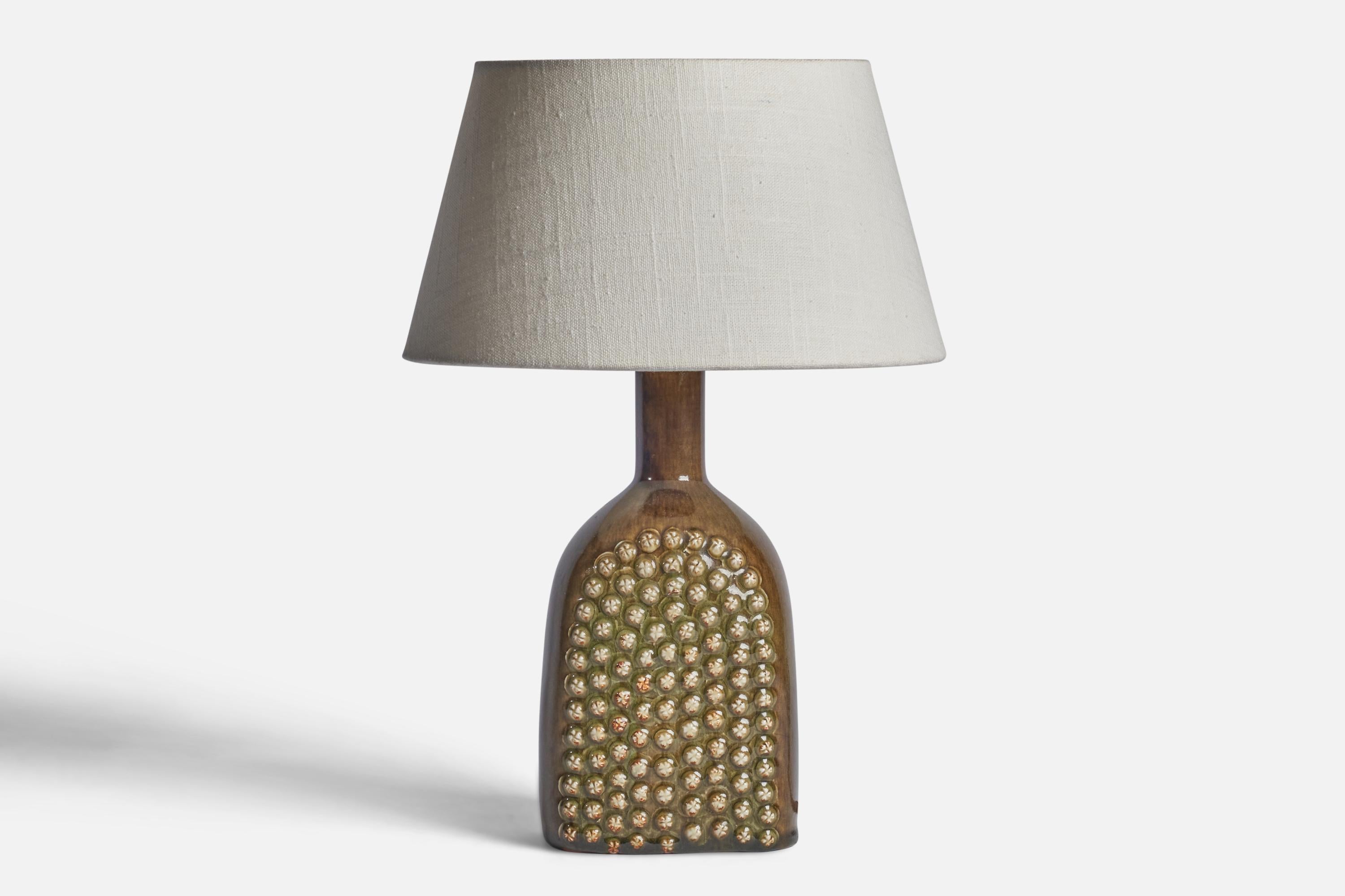 
Lampe de table en grès émaillé beige brun, conçue par Stig Lindberg et produite par Gustavsberg, Suède, années 1950.
Dimensions de la lampe (pouces) : 11.25