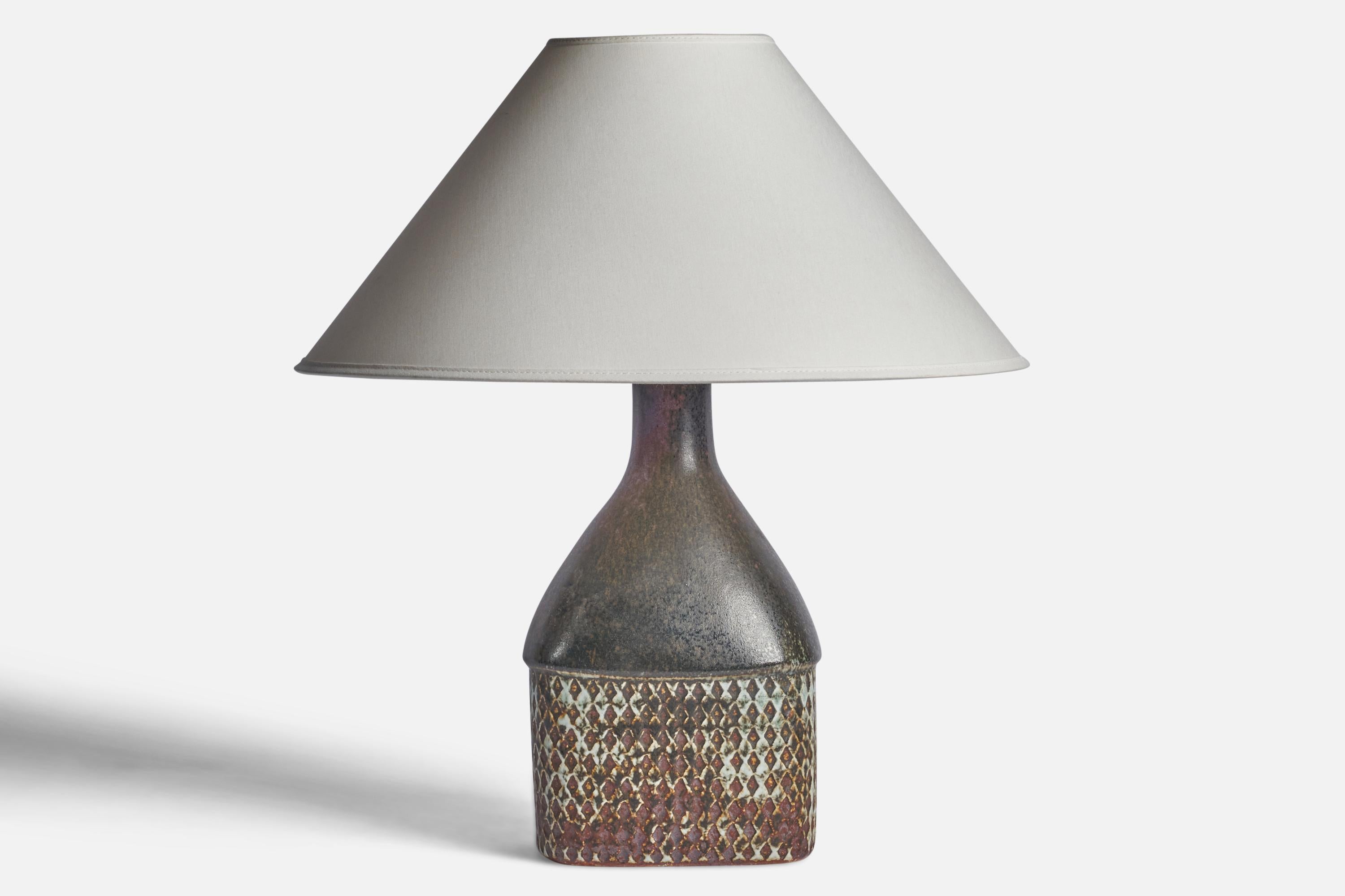 Lampe de table en grès émaillé conçue par Stig Lindberg et produite par Gustavsberg, Suède, années 1950.

Dimensions de la lampe (pouces) : 13.25 H x 6.25