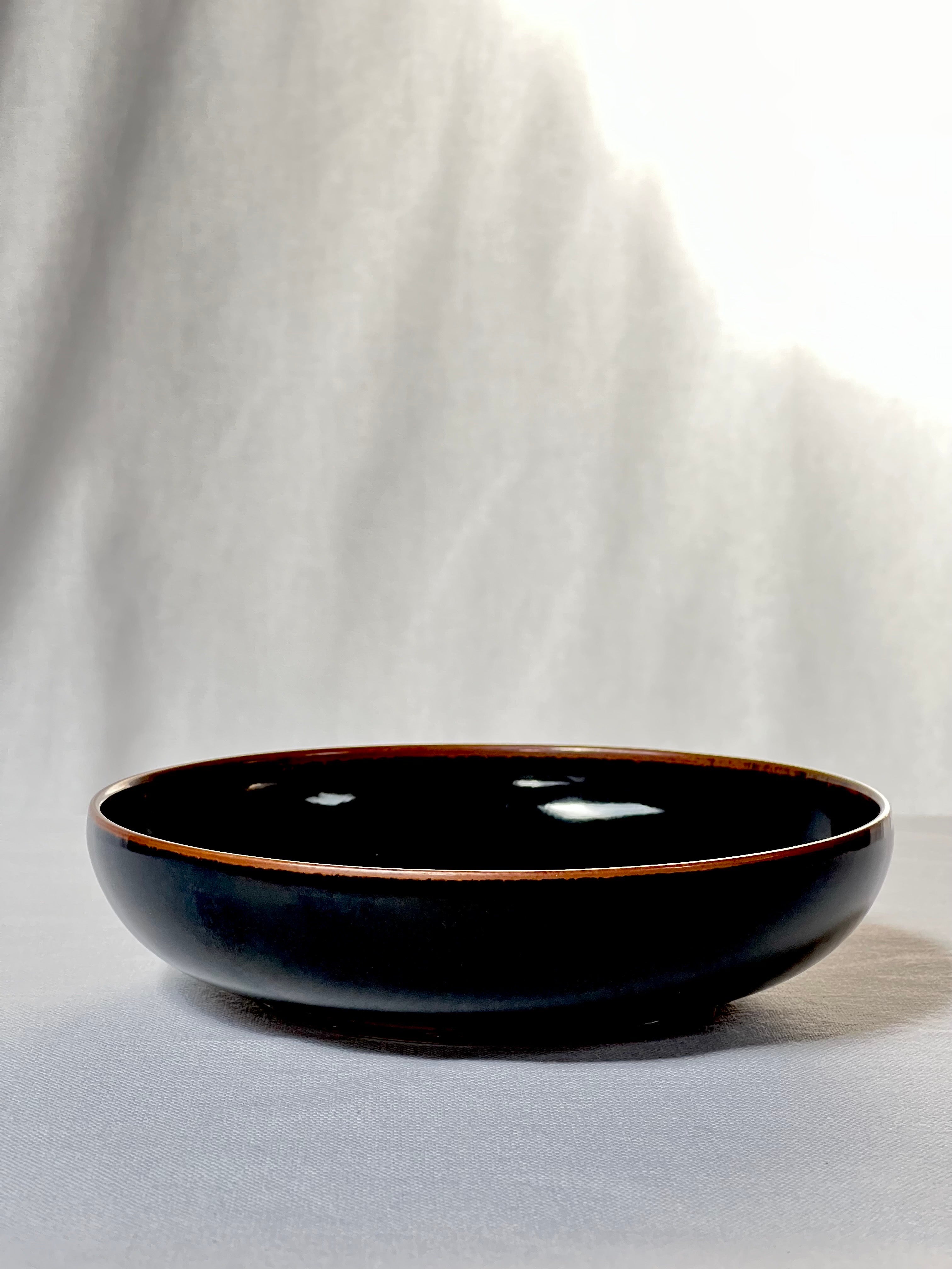 Brown glazed bowl / vide poche by Swedish master ceramicist Stig Lindberg. From light brown on the edges to dark black. It is the Japanese tenmoku glaze also used by the ancient Chinese. Elegant details and nice pattern. Unique piece made by hand