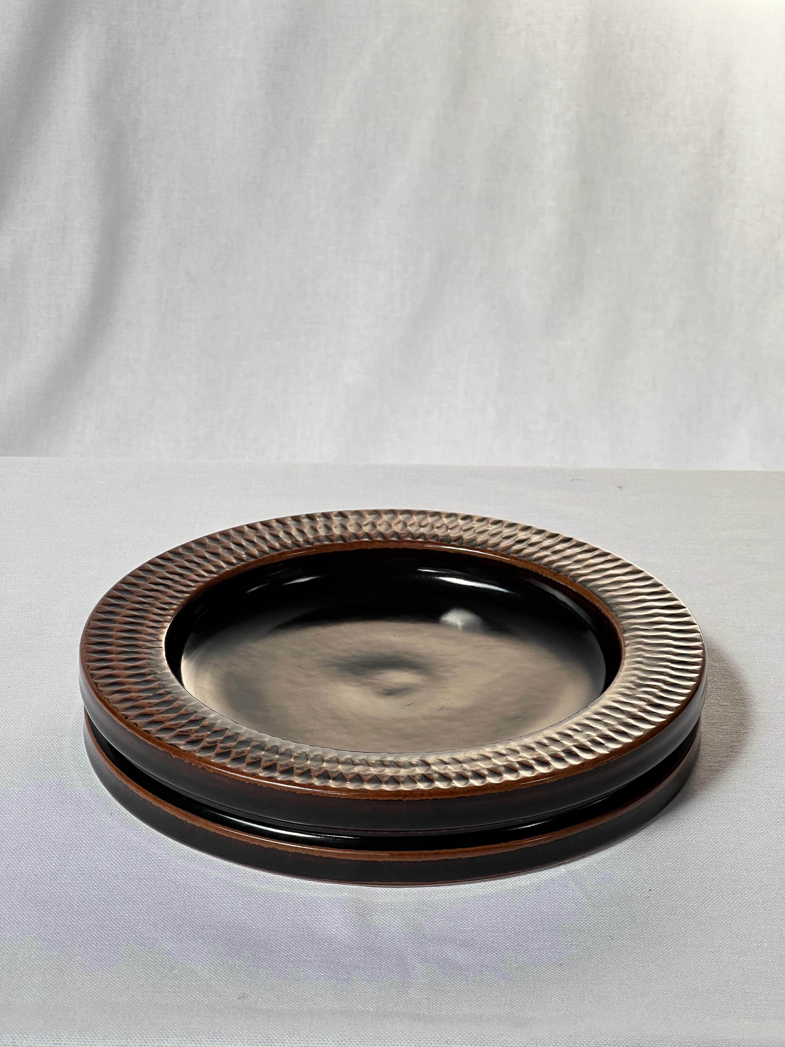 Braun glasierte Schale / vide poche des schwedischen Keramikmeisters Stig Lindberg. Von hellbraun an den Rändern bis dunkelschwarz. Es handelt sich um die japanische Tenmoku-Glasur, die auch von den alten Chinesen verwendet wurde.  Von Hand