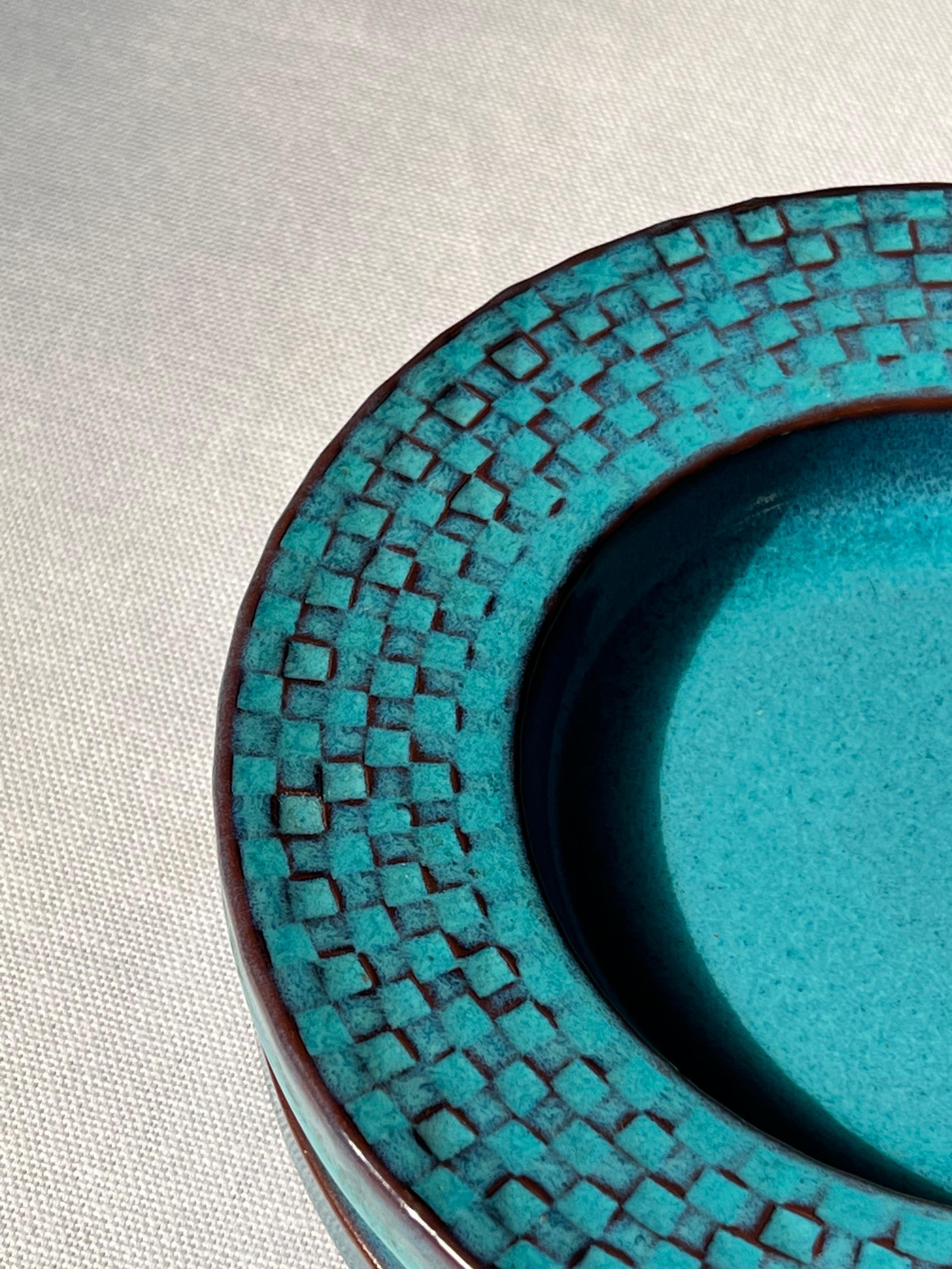 Scandinave moderne Bol/ vide poche unique en glaçure bleue fabriqué à la main par Stig Lindberg, Suède, années 60 en vente