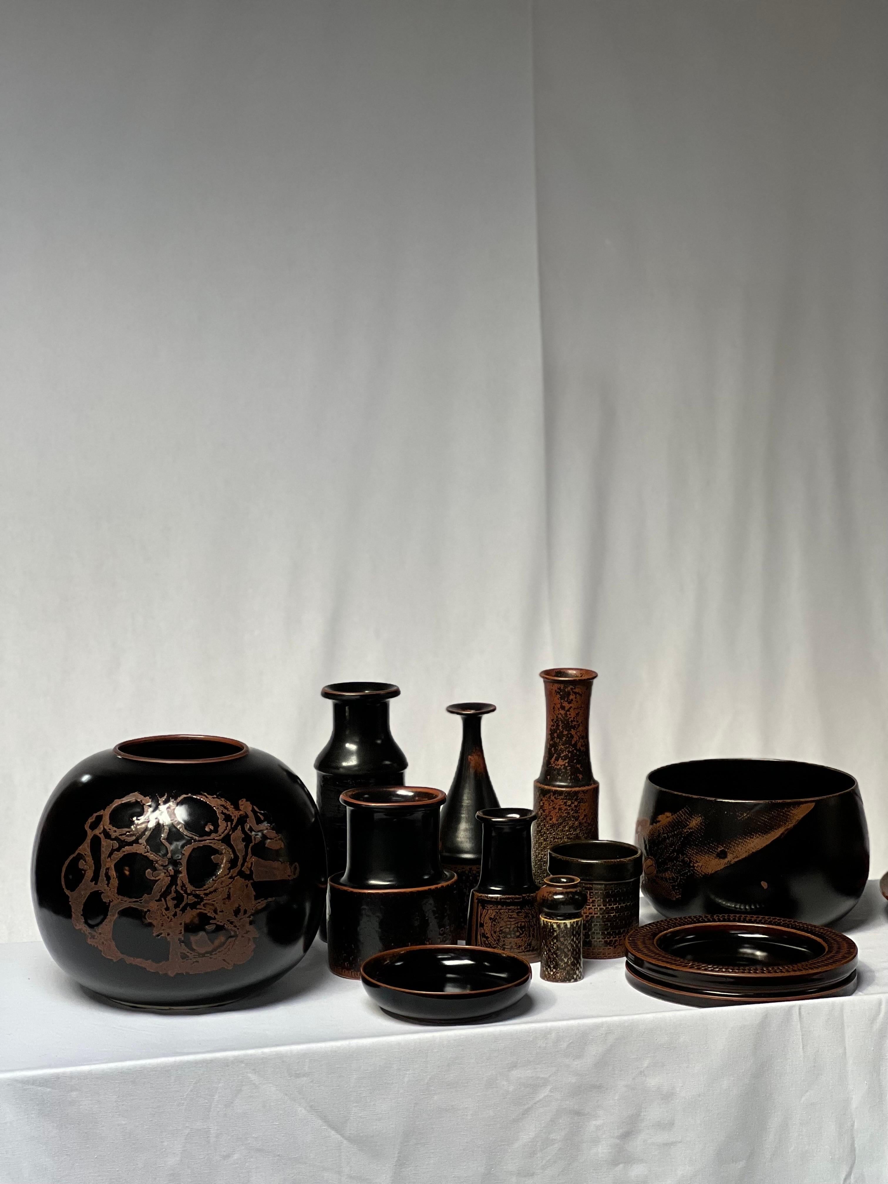 Stig Lindberg, vase unique en forme d'énorme bol en glaçure noire Tenmoku, fabriqué à la main en Suède, 1977 en vente 2