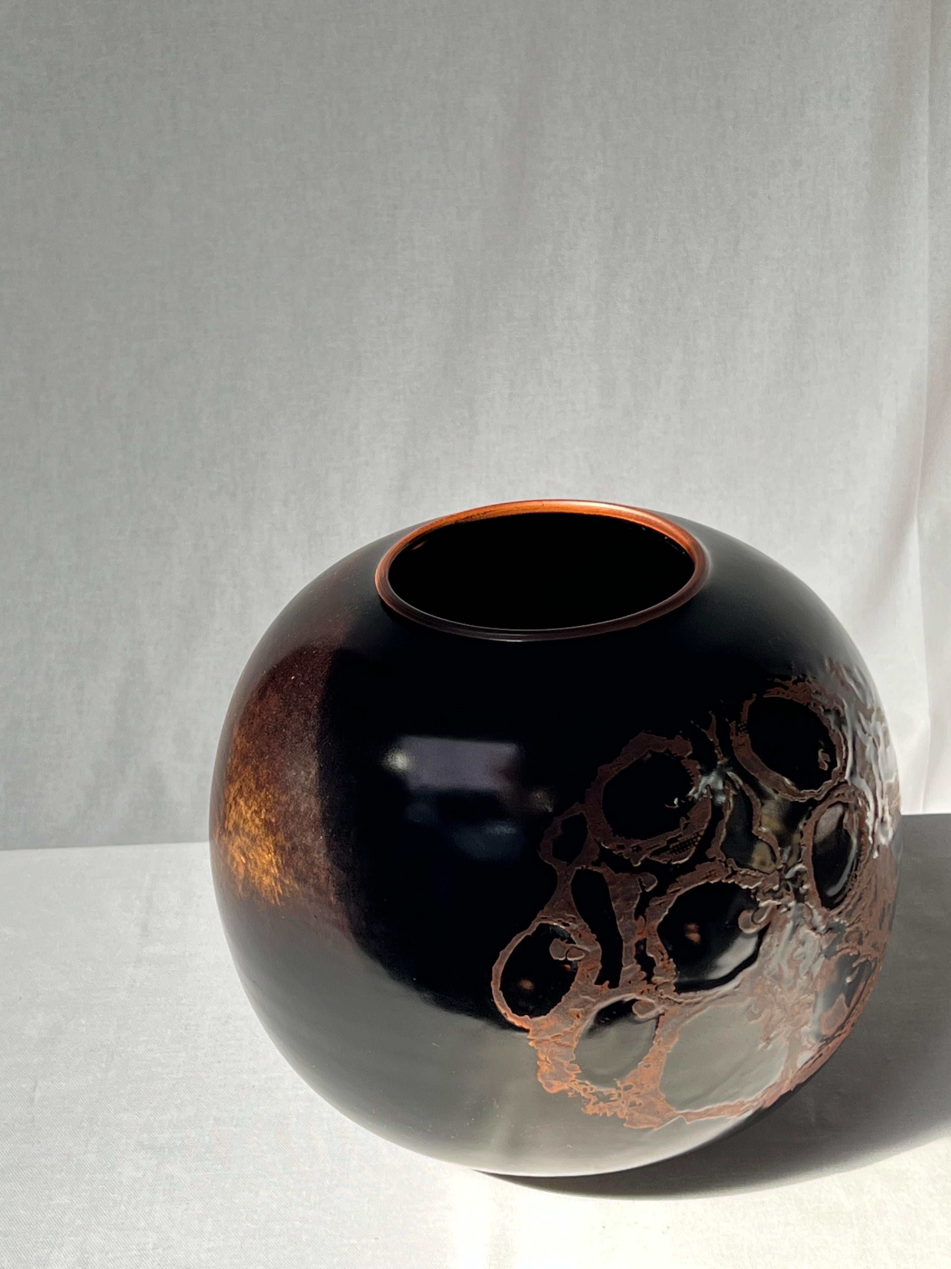 Black glazed vase by Swedish master ceramicist Stig Lindberg. From light brown on the edges to dark black. It is the Japanese tenmoku glaze also used by the ancient Chinese. Elegant details and nice pattern. Unique piece made by hand and signed by
