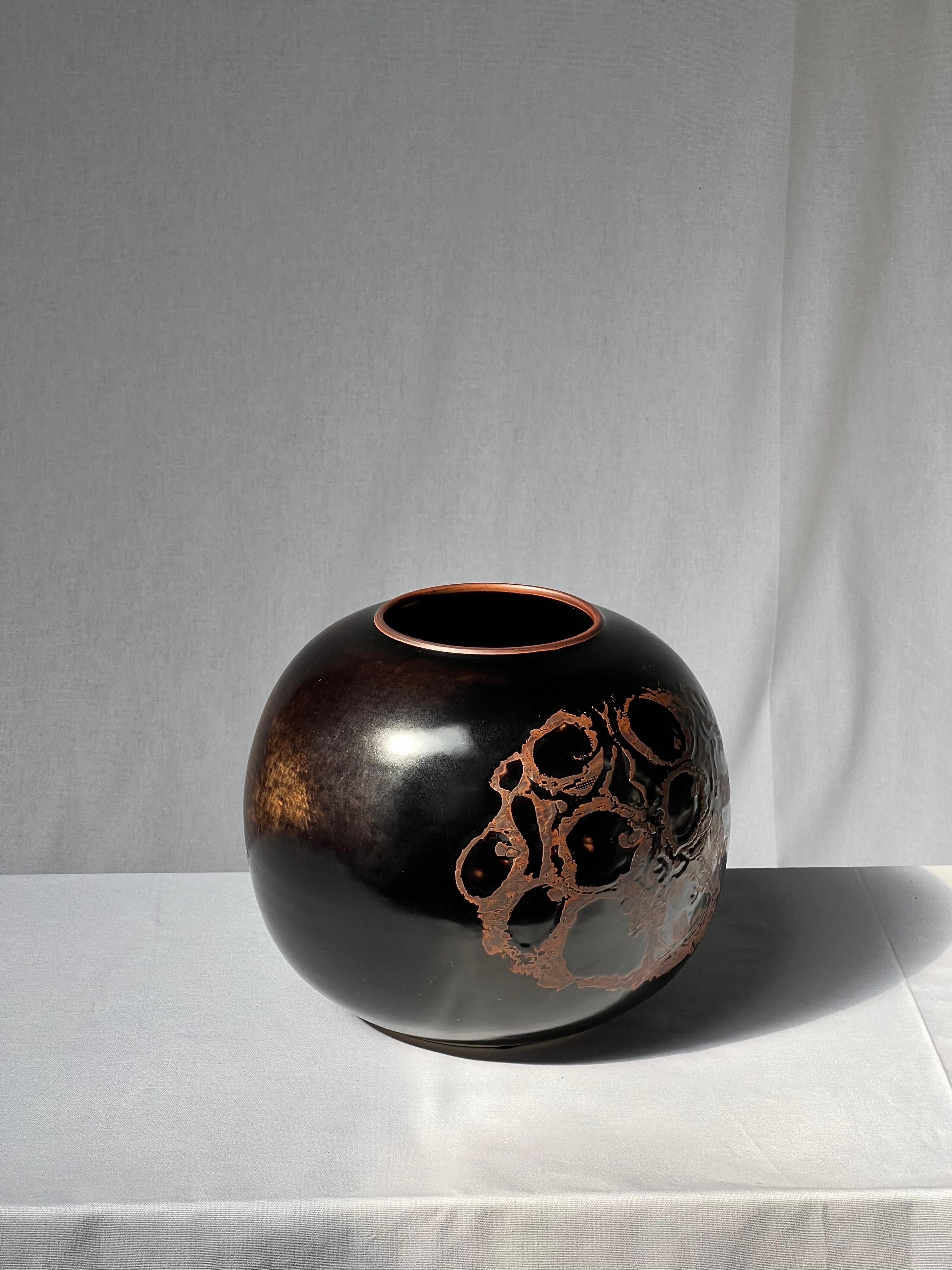 Stig Lindberg Unique Huge bowl vase in black Glaze Tenmoku handmade Sweden 1977 In Excellent Condition For Sale In Forest, BE