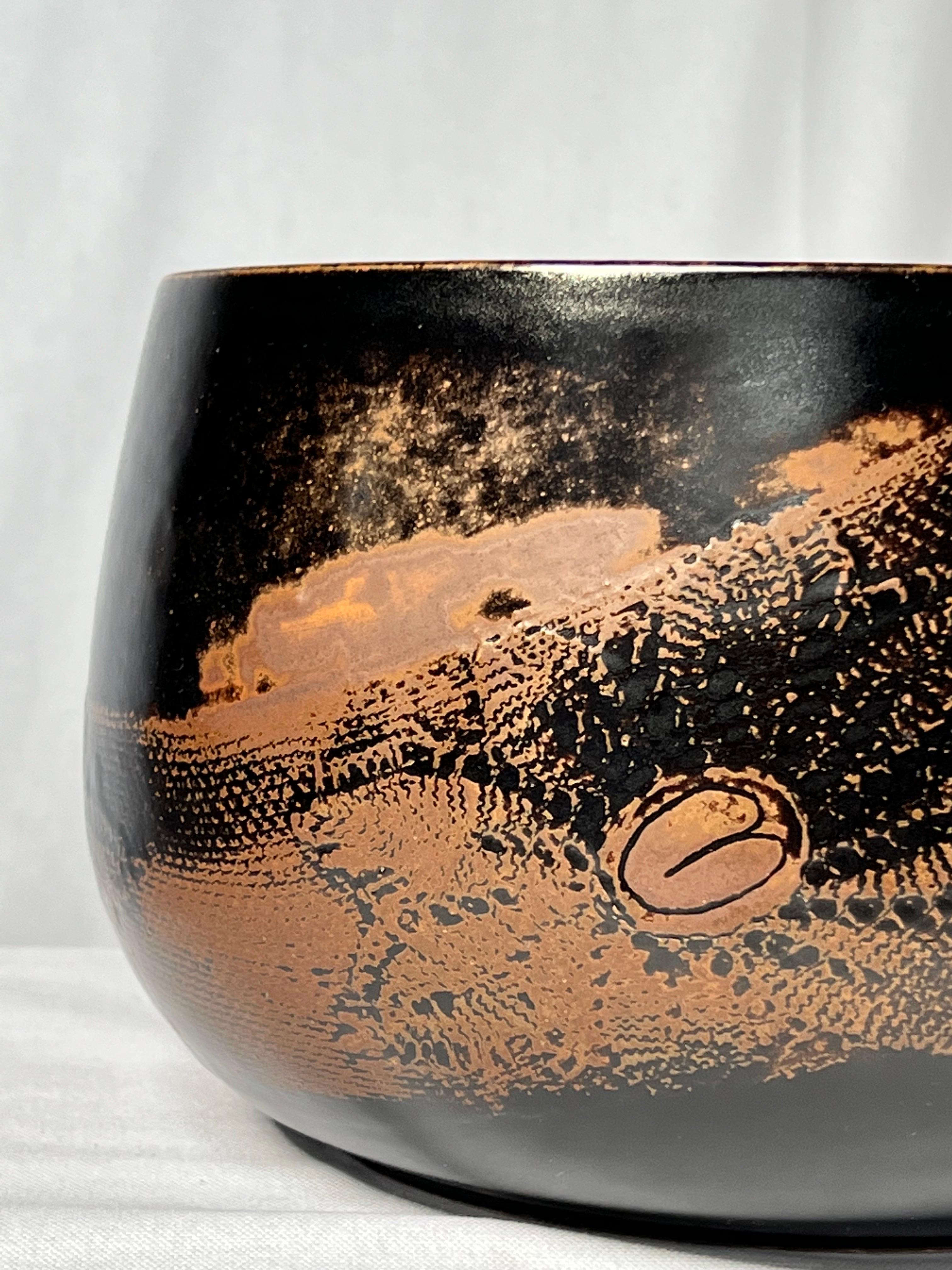 Stig Lindberg, vase unique en forme d'énorme bol en glaçure noire Tenmoku, fabriqué à la main en Suède, 1977 Excellent état - En vente à Forest, BE