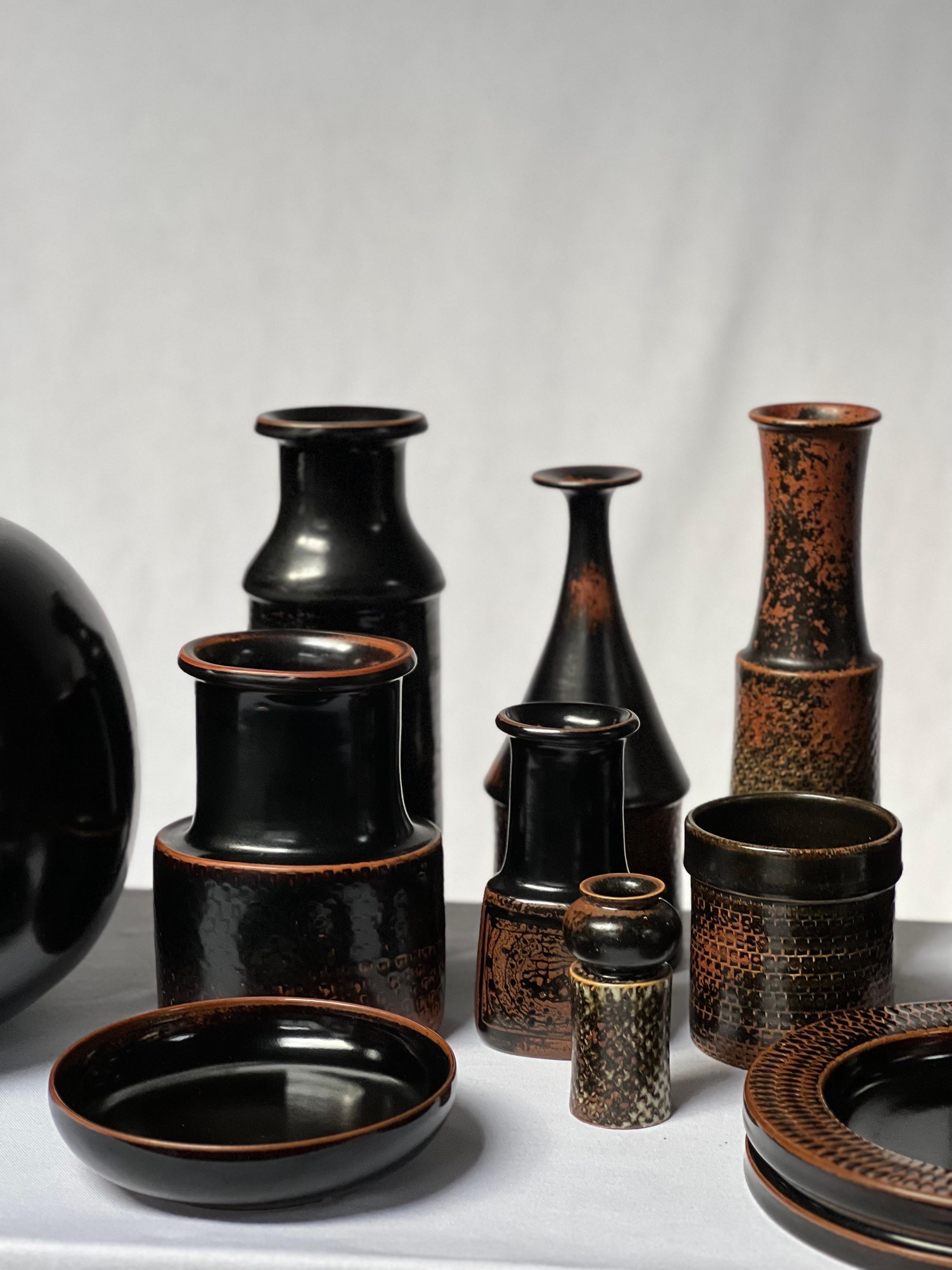 Fin du 20e siècle Stig Lindberg, vase unique en forme d'énorme bol en glaçure noire Tenmoku, fabriqué à la main en Suède, 1977 en vente