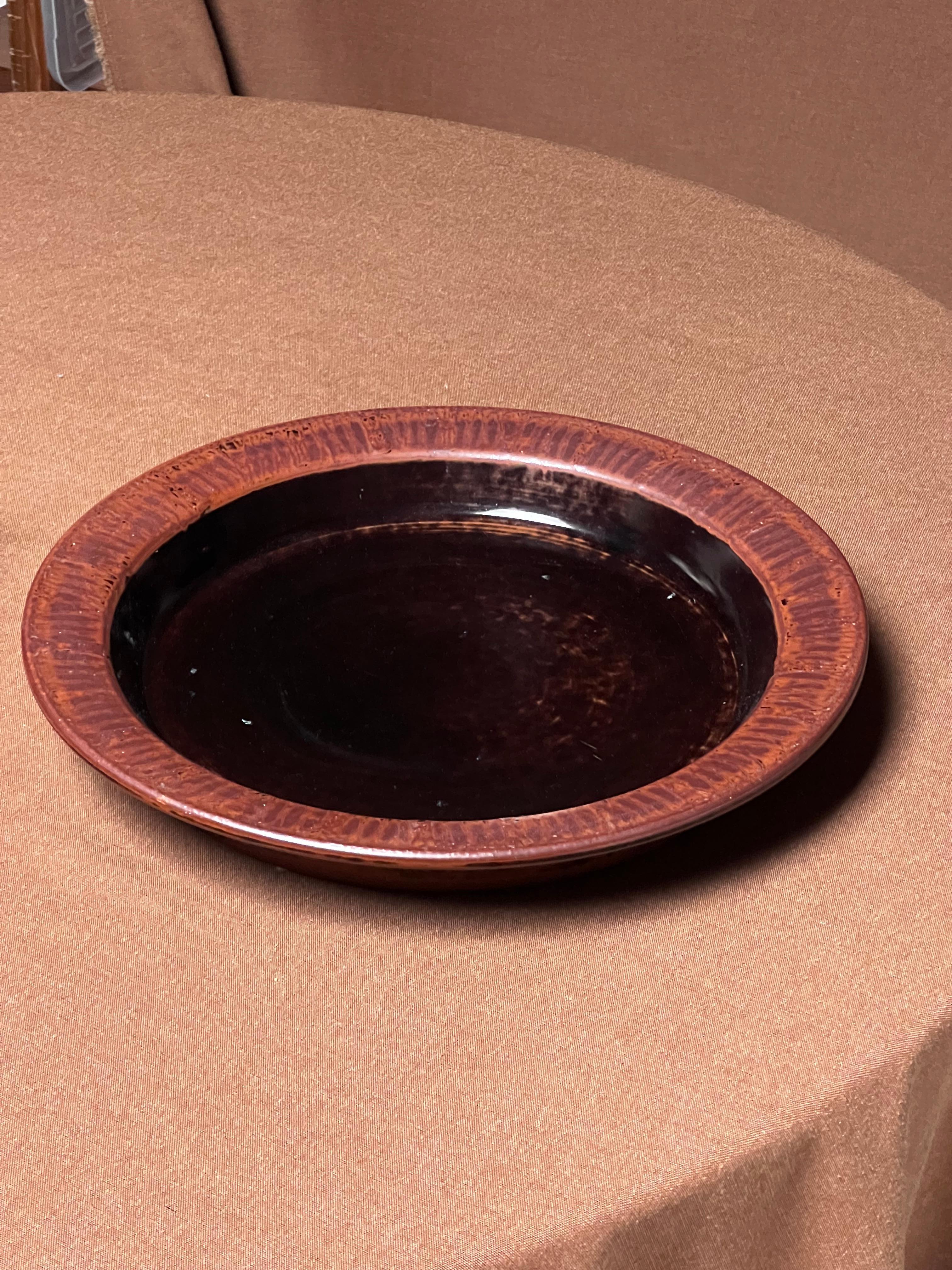 Vase émaillé noir du maître céramiste suédois Stig Lindberg. Du brun clair sur les bords au noir foncé. Il s'agit de la glaçure japonaise tenmoku, également utilisée par les anciens Chinois. Détails élégants et joli motif. Pièce unique réalisée à la