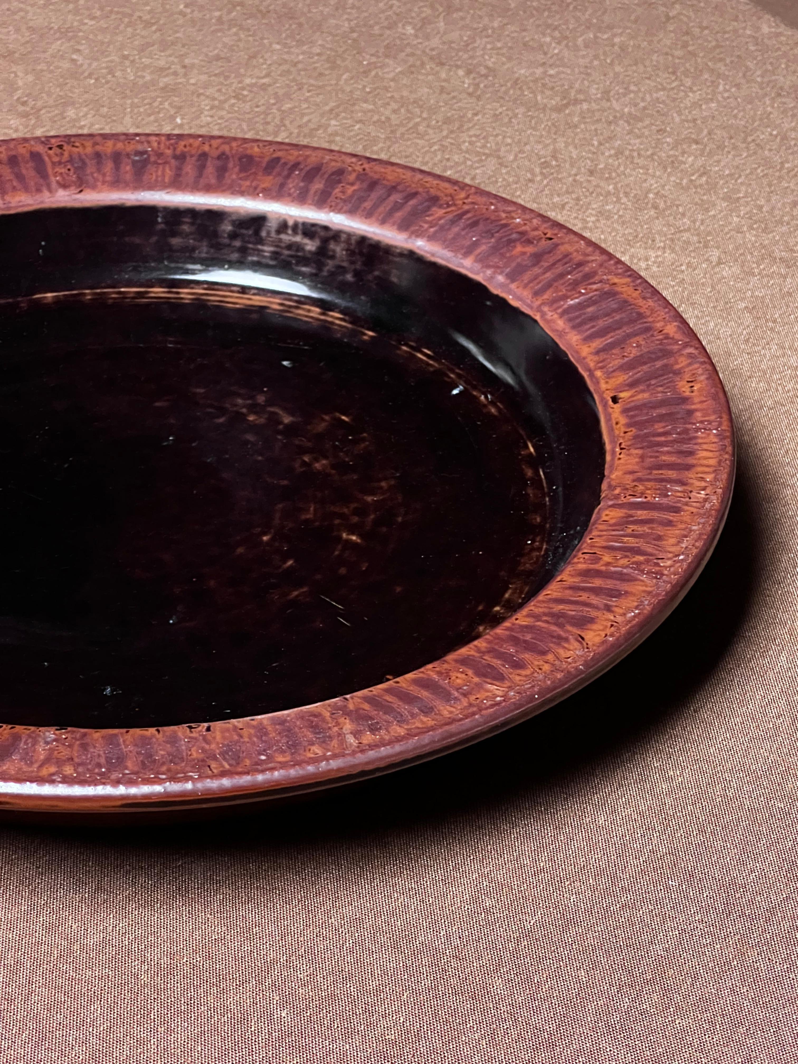 Scandinave moderne Stig Lindberg Plateau unique en glaçure noire Tenmoku Fait à la main Suède 1973 en vente
