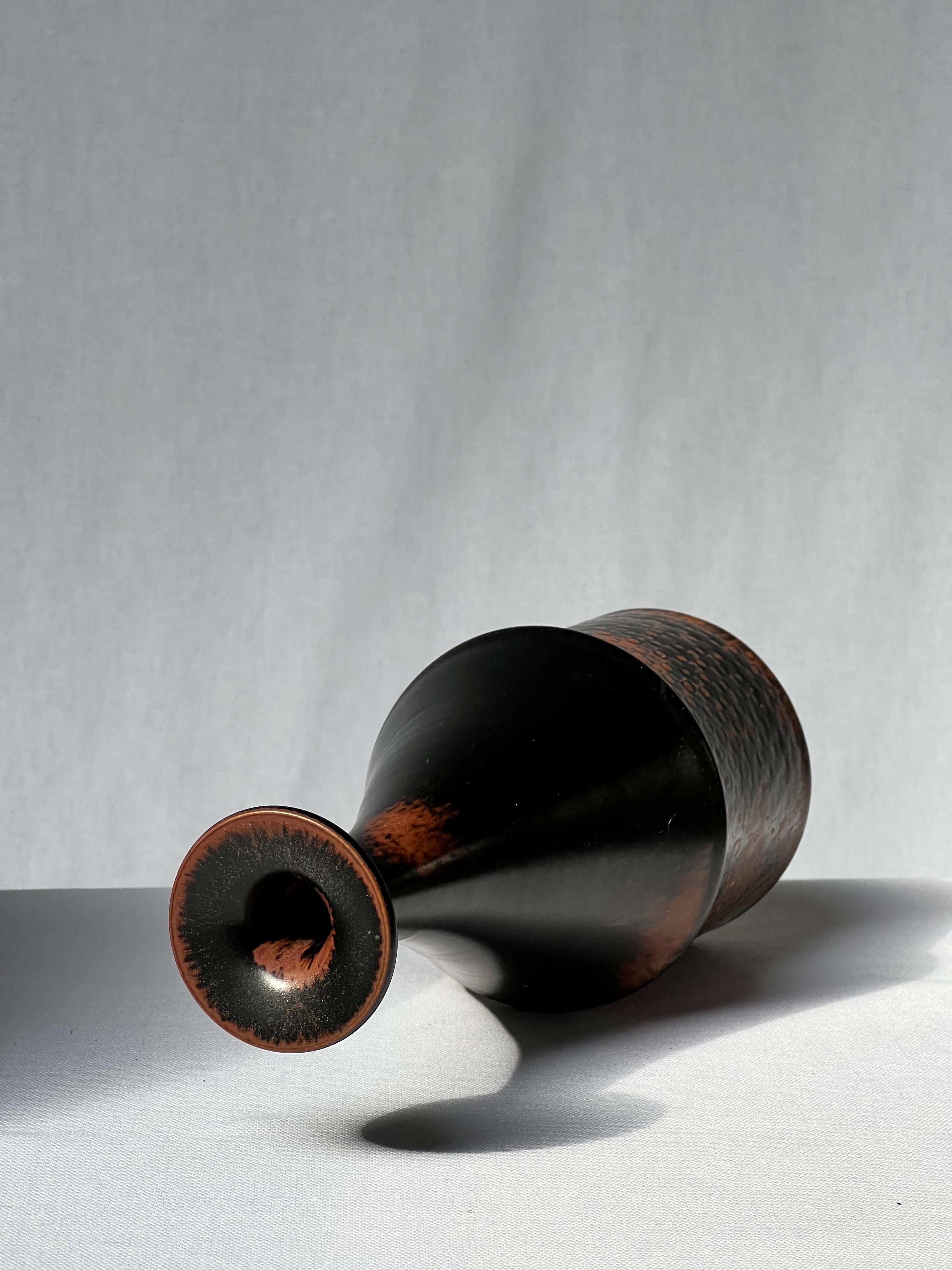 Stig Lindberg, einzigartige Vase in schwarzer Glasur, Tenmoku, hergestellt von Hand, Schweden 1969 (Glasiert) im Angebot