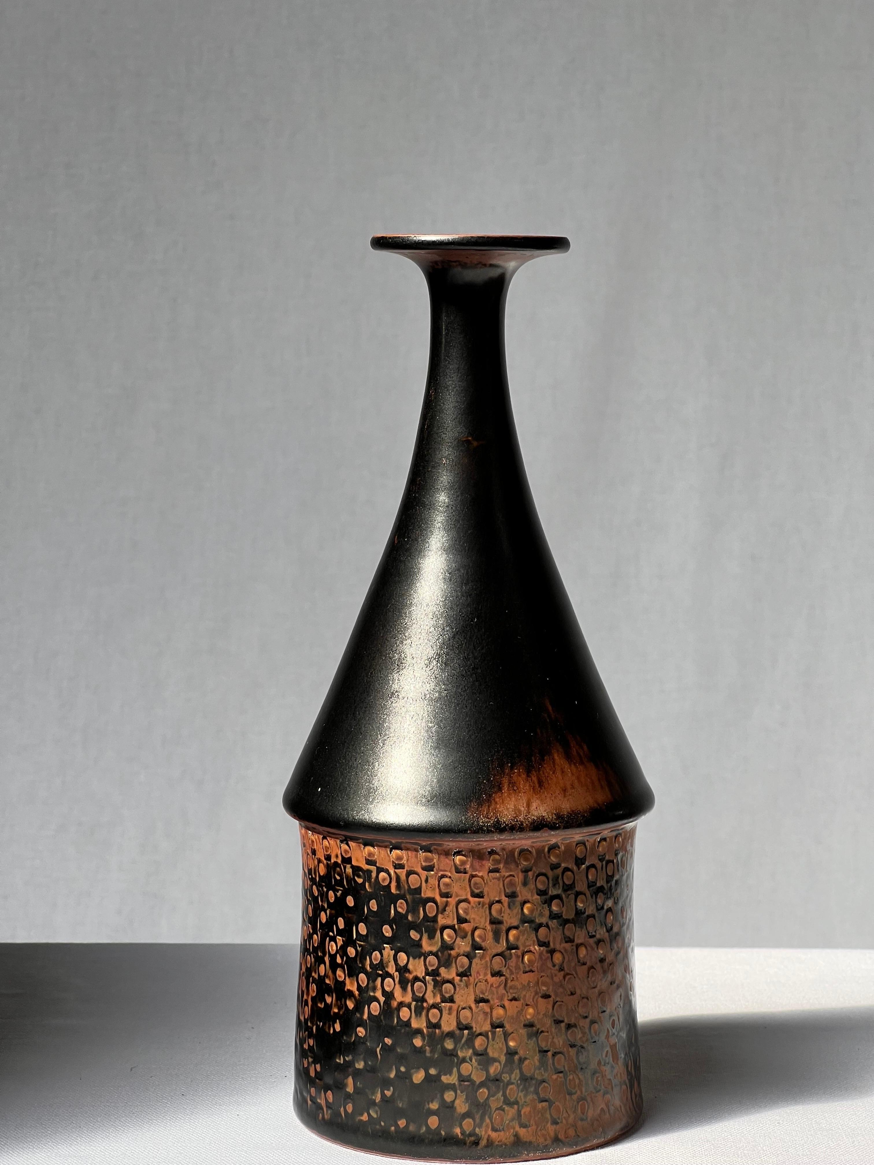 Stig Lindberg, einzigartige Vase in schwarzer Glasur, Tenmoku, hergestellt von Hand, Schweden 1969 (Mitte des 20. Jahrhunderts) im Angebot