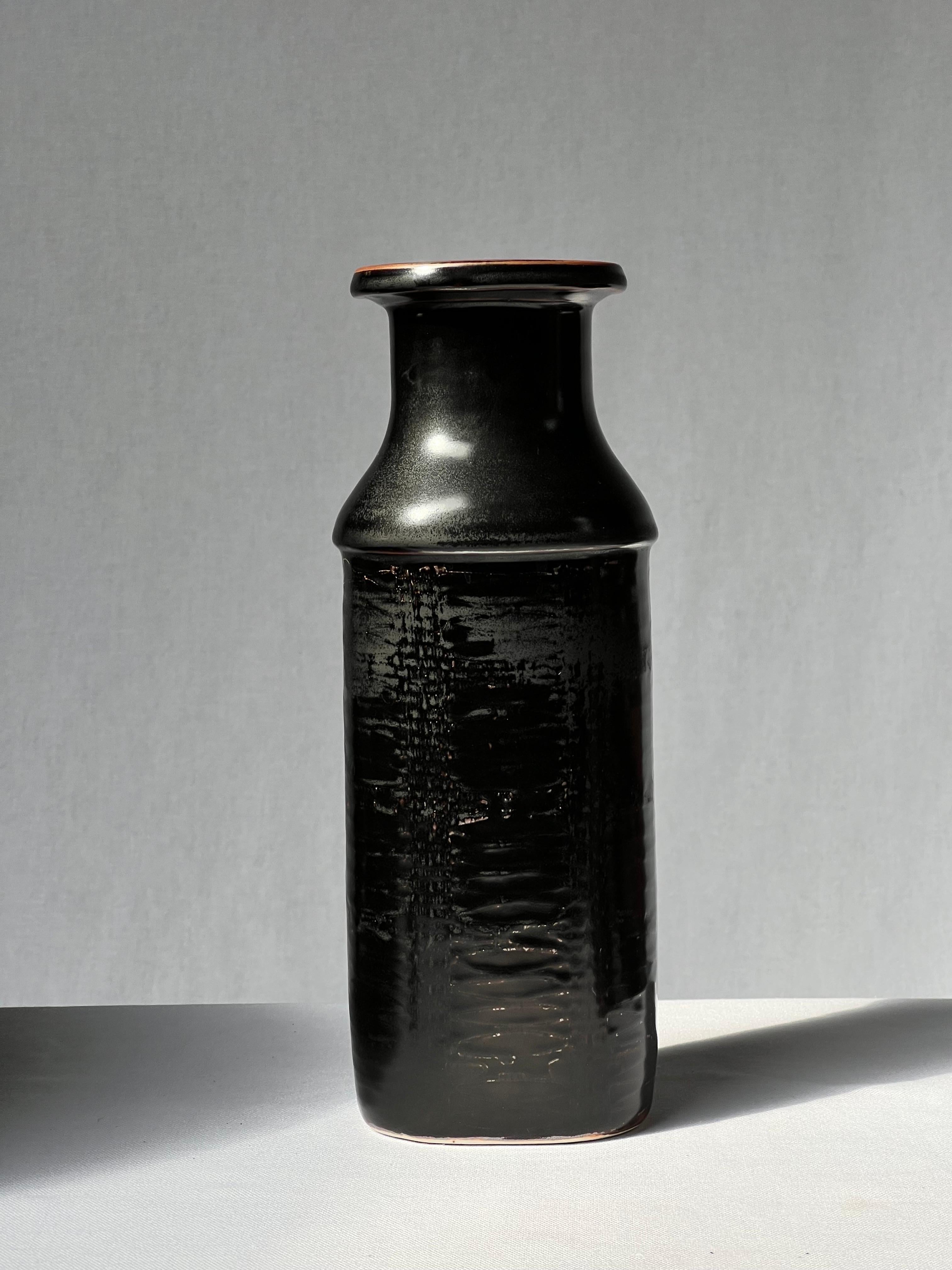 Stig Lindberg, einzigartige Vase in schwarzer Glasur, Tenmoku, hergestellt von Hand, Schweden 1978 (Keramik) im Angebot