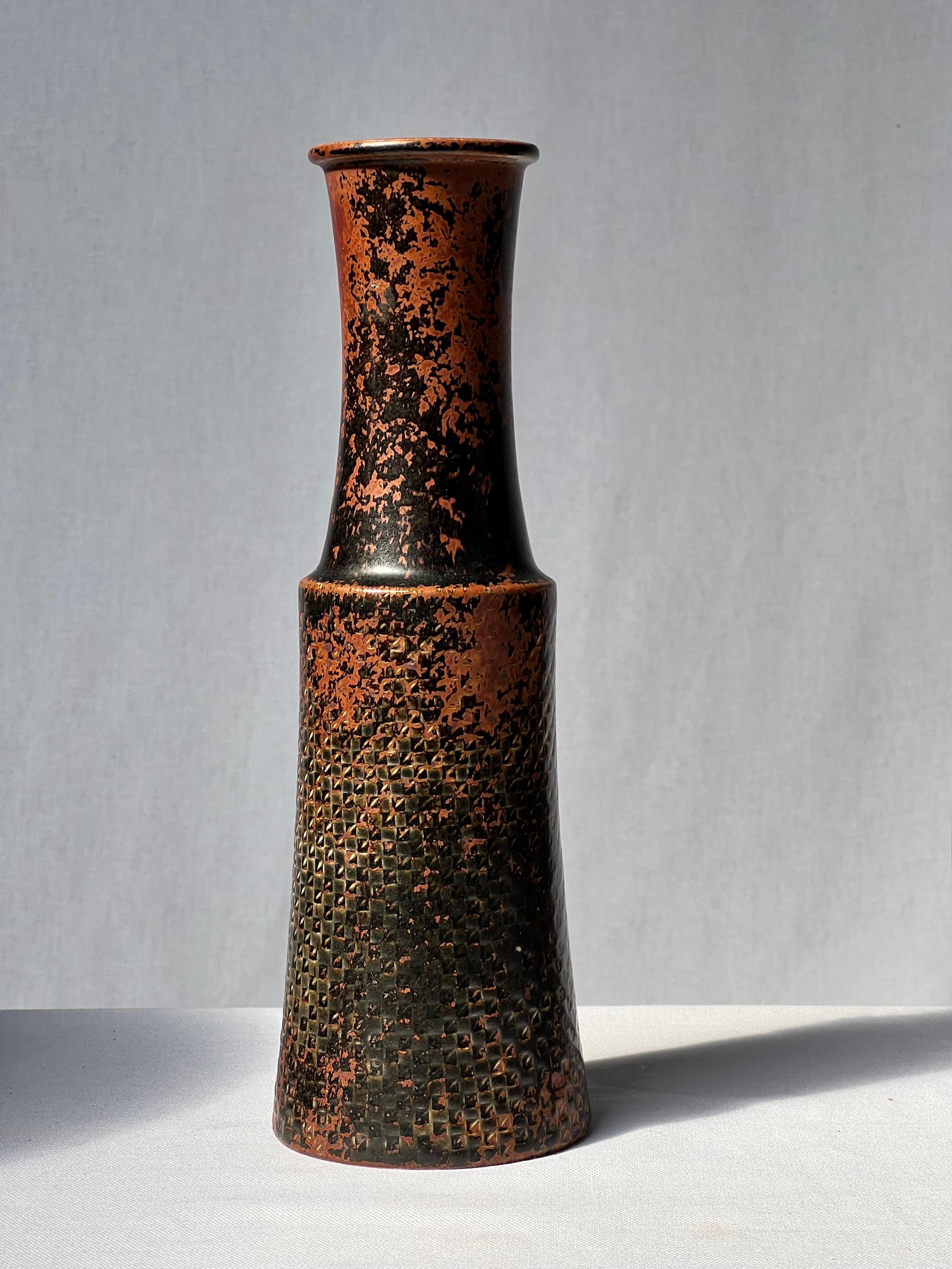 Braun und schwarz glasierte Vase des schwedischen Meisterkeramikers Stig Lindberg. Von hellbraun an den Rändern bis dunkelschwarz. Es handelt sich um die japanische Tenmoku-Glasur, die auch von den alten Chinesen verwendet wurde. Elegante Details