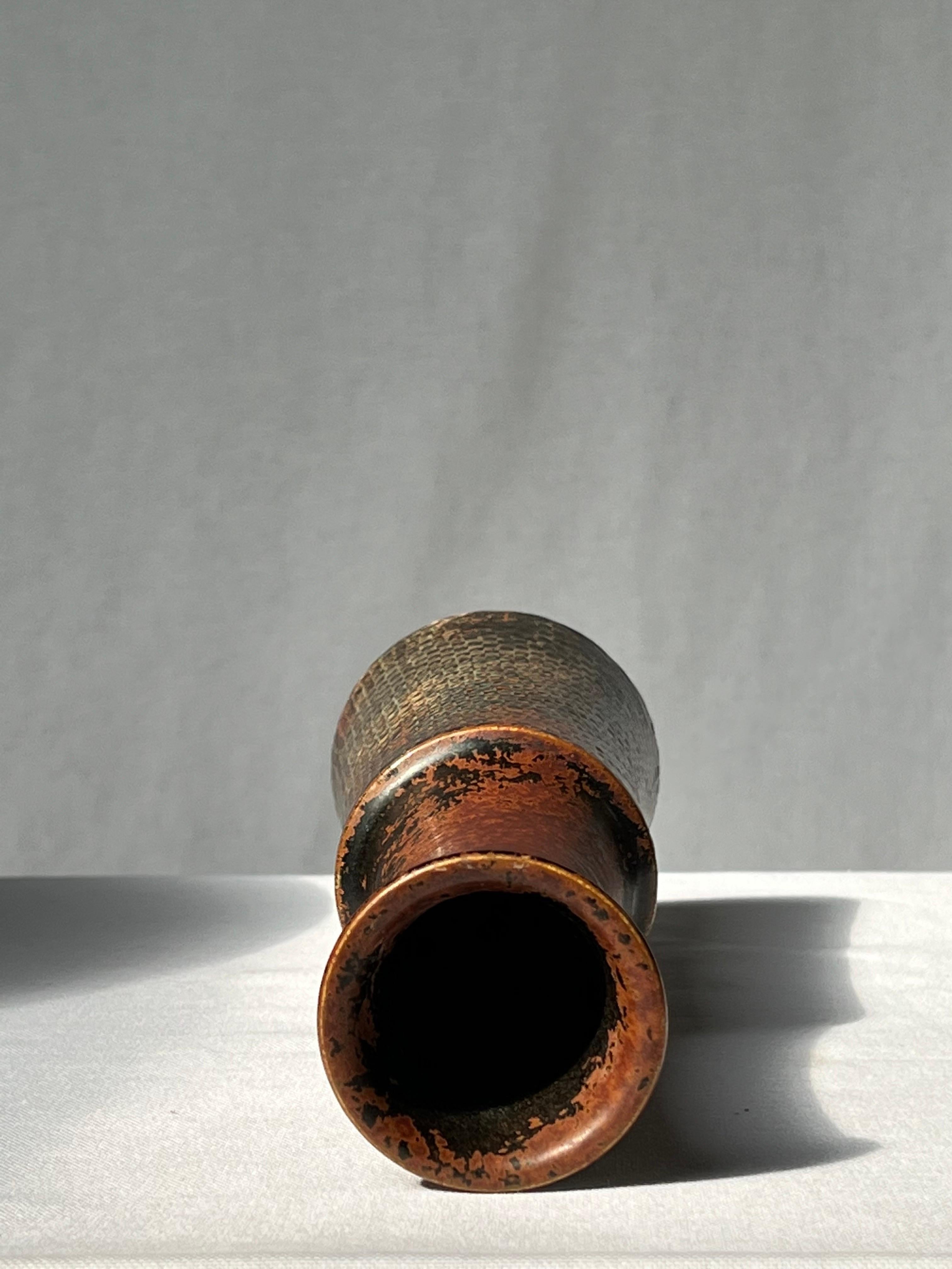 Stig Lindberg Einzigartige Vase in schwarzer Glasur Tenmoku, hergestellt von Hand Schweden 60er Jahre (Schwedisch) im Angebot
