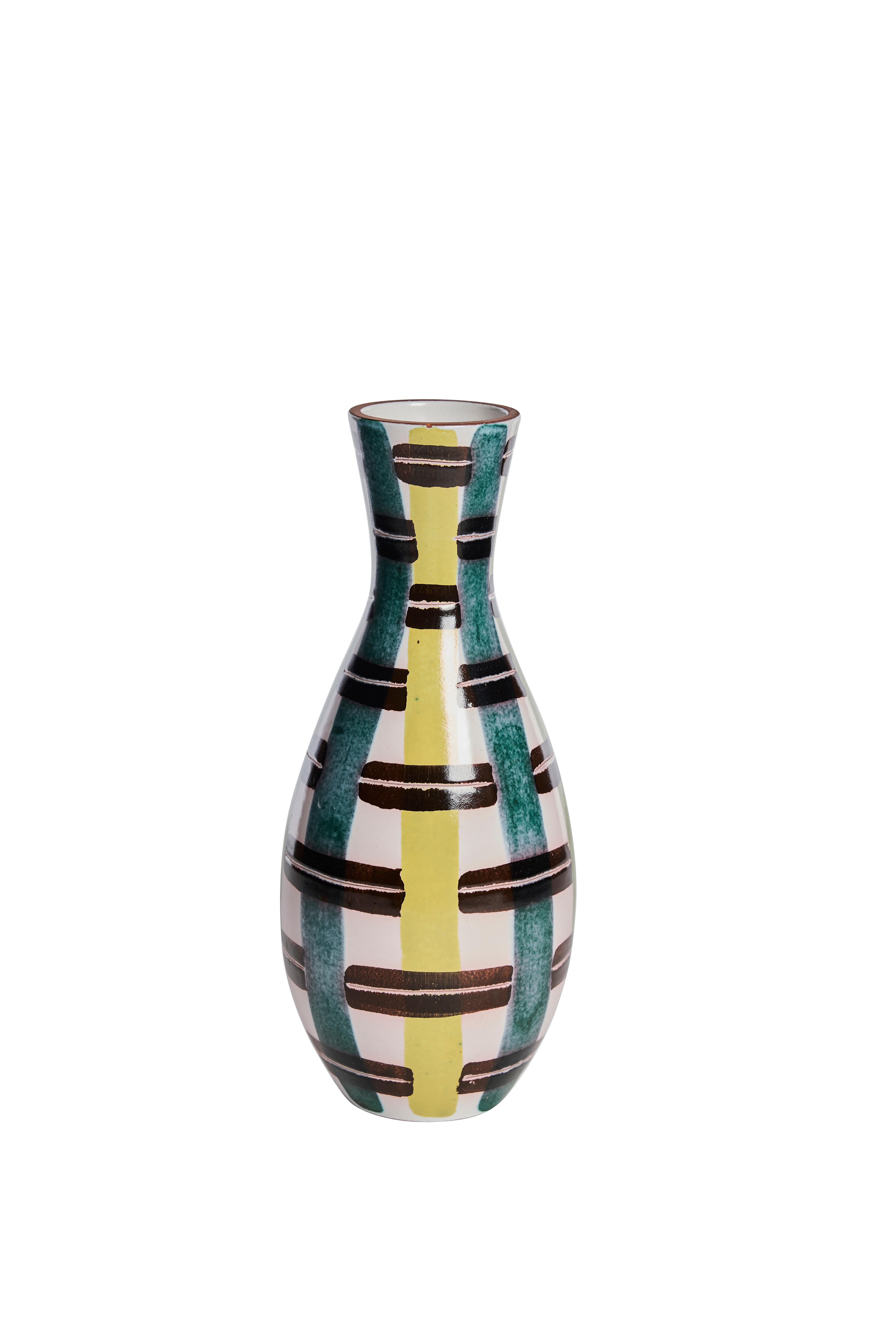 Un vase en céramique peint à la main, ludique et de collection, conçu par Stig Lindberg et décoré par Ursula Printz pour Gustavsberg, Suède, dans les années 1950. Cette pièce scandinave du milieu du siècle présente le design fantaisiste et structuré