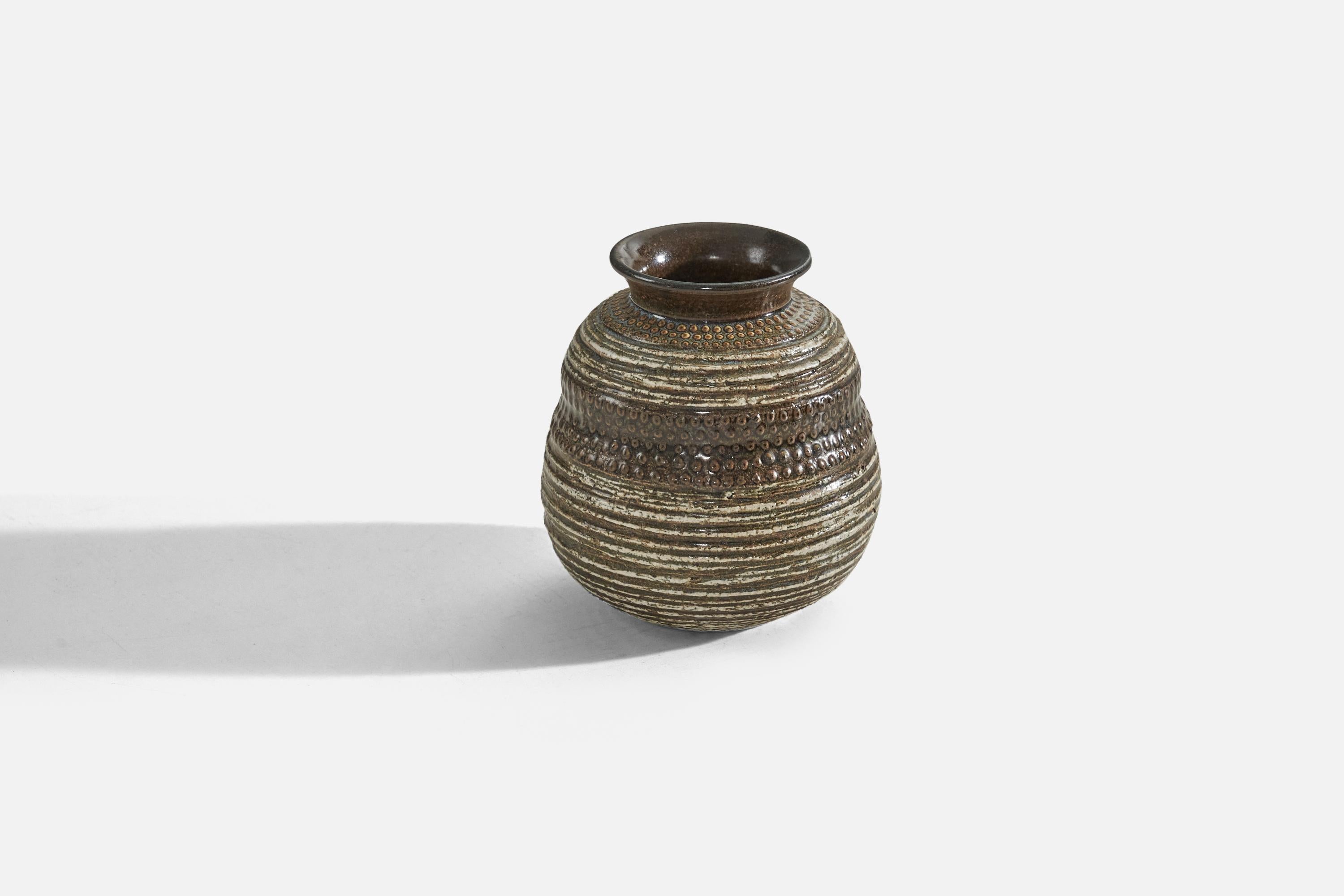 Stig Lindberg, Vase, Glazed Stoneware, Gustavsberg, Sweden, 1960s In Good Condition In High Point, NC
