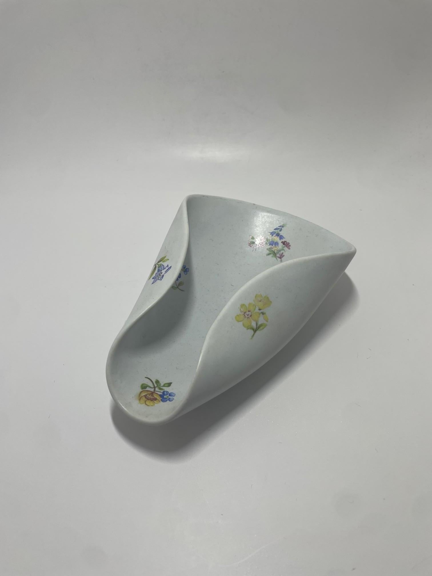 Decorative bowl designed by Stig Lindberg ''Veckla'' for Gustavsberg. 
Measurements: 14,5x9CM 
Good vintage condition.