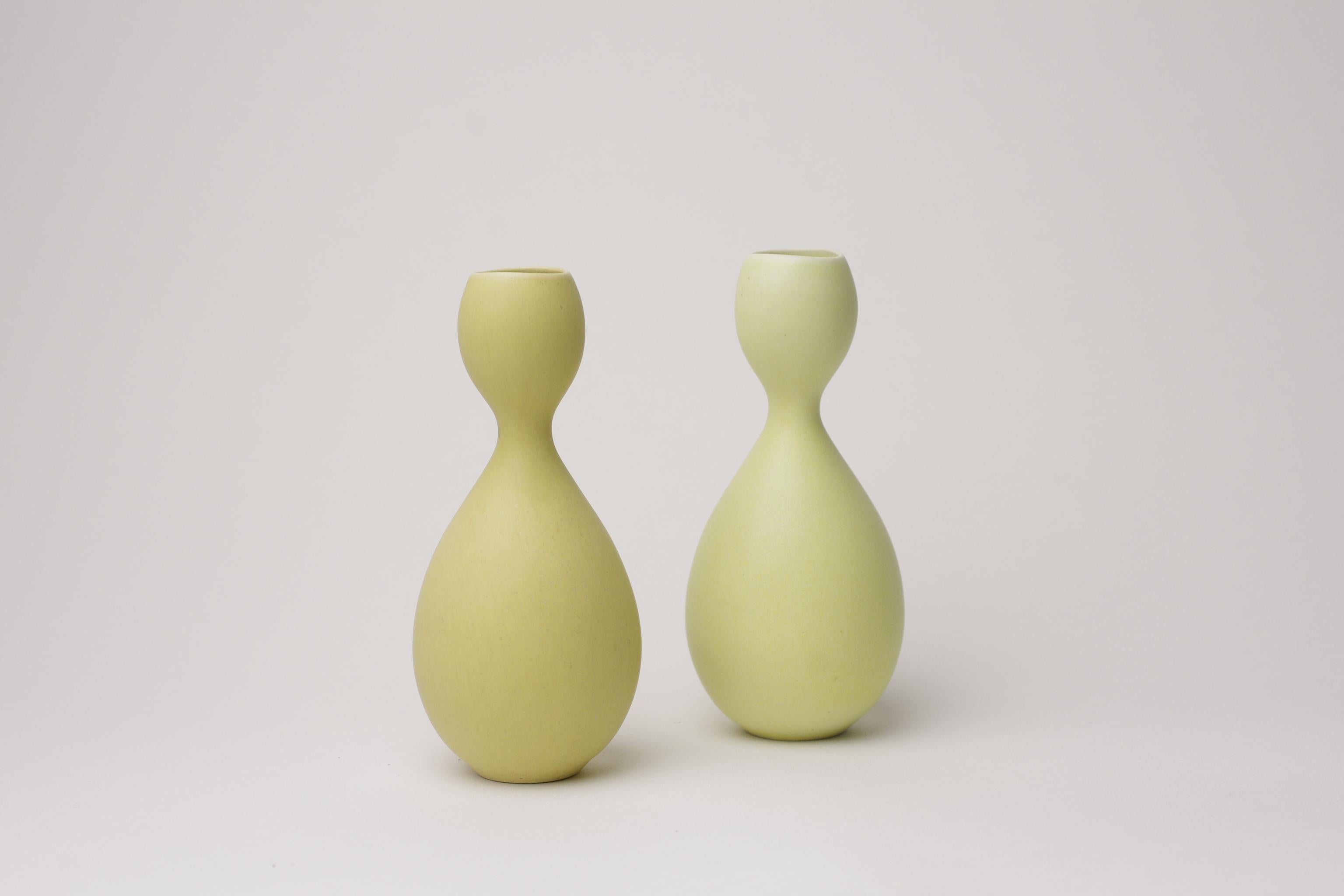 Description du produit :
Ces deux petits vases font partie de la série Vitrin de Stig Lindberg. La série Virtin se compose de 14 pièces différentes, 3 bols et 11 vases. La série Vitrin est née d'une tentative d'offrir à un large public des faïences