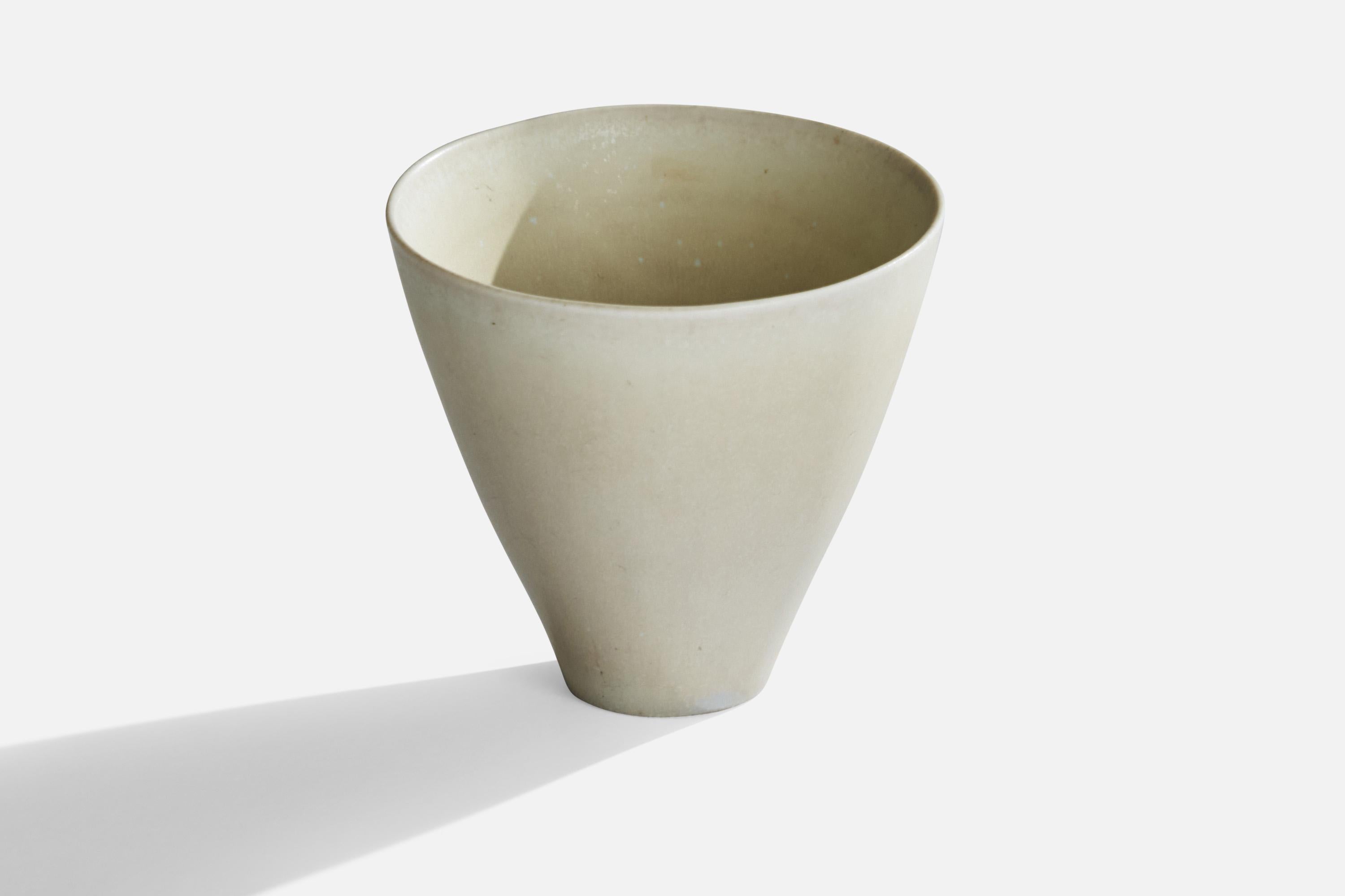 Un piccolo vaso in gres smaltato bianco sporco 