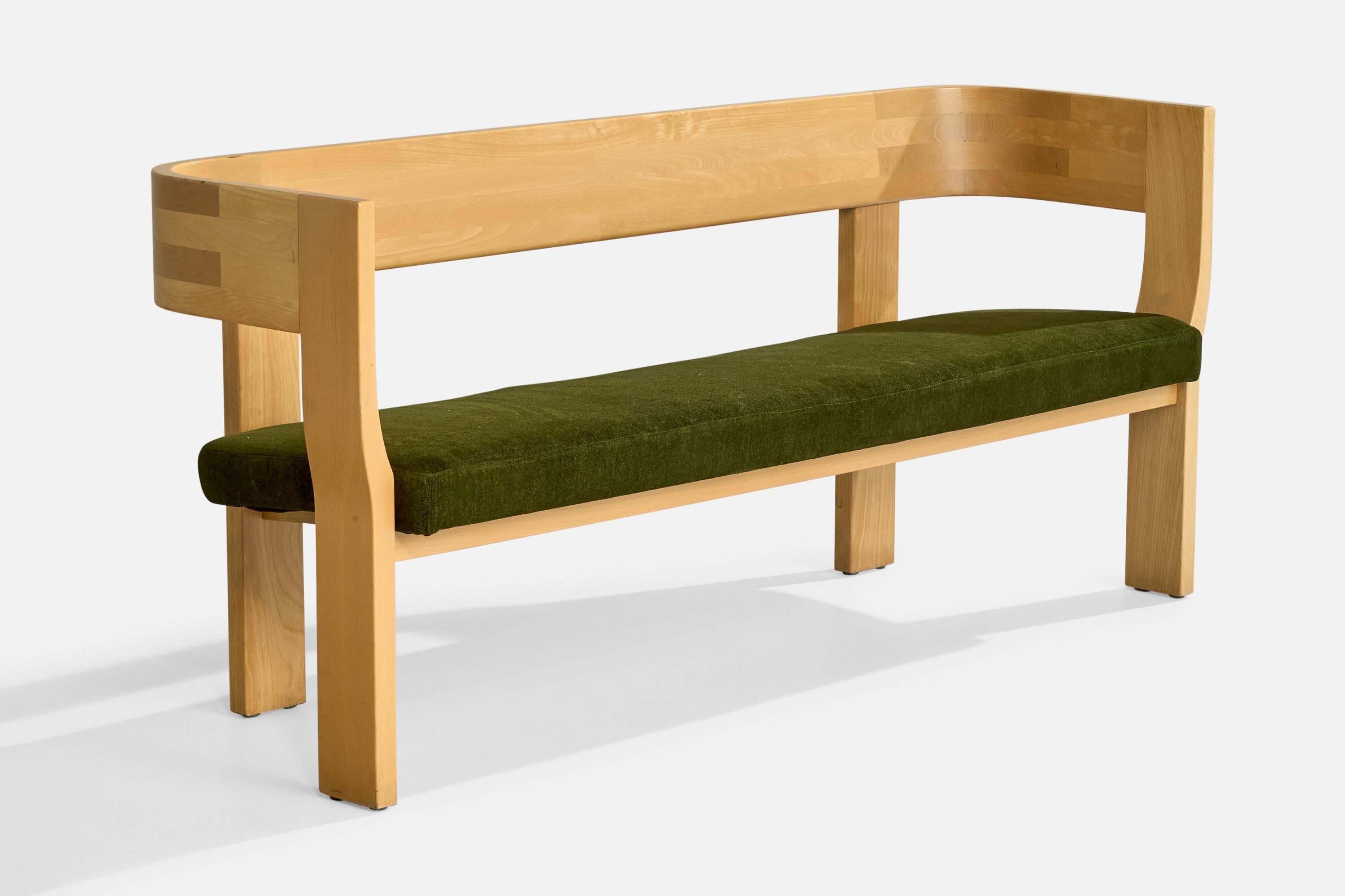 Banc en bouleau et velours vert conçu par Stig Lönngren et produit par HI-Gruppen, Suède, c. années 1960.

Dimensions : 30.8