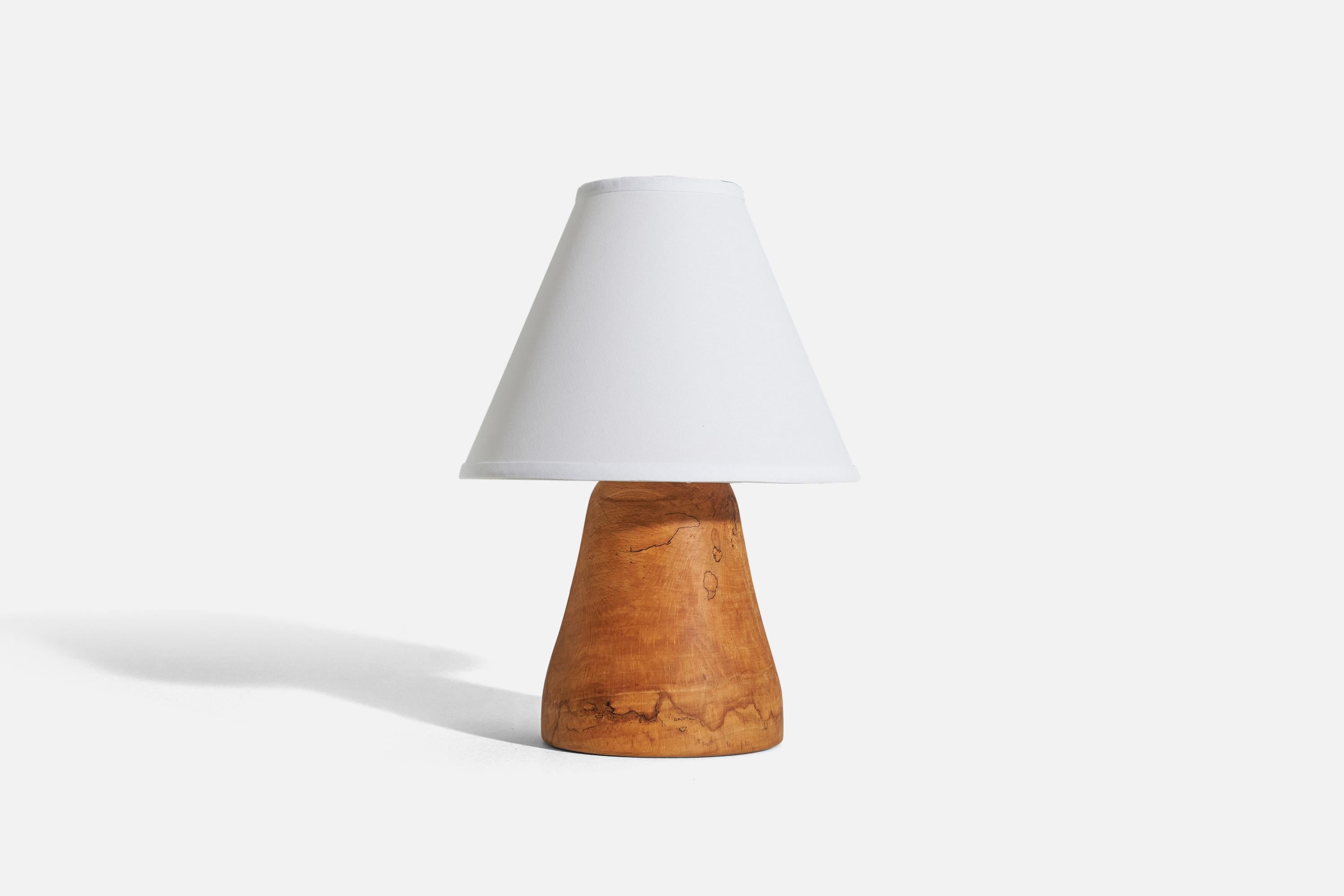 Une lampe de table en hêtre conçue et produite par Stig Pettersson, Suède, années 1950. 

Vendu sans abat-jour. 
Dimensions de la lampe (pouces) : 9.25 x 6 x 6 (H x L x P)
Dimensions de l'abat-jour (pouces) : 4 x 10 x 8 (T x B x H)
Dimension de