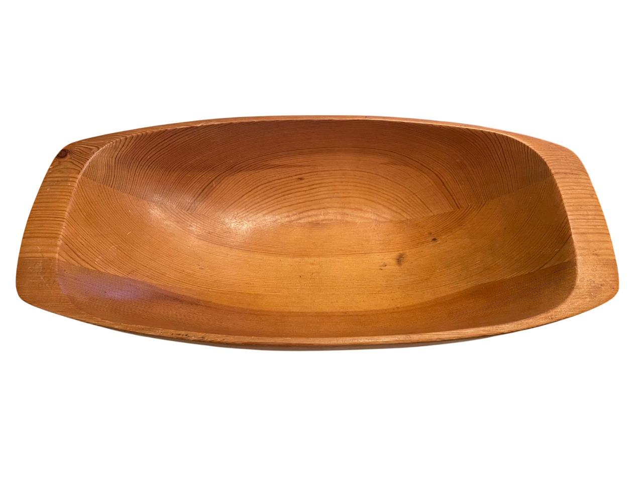 Suédois Bol scandinave en pin sculpté du milieu du siècle dernier par Stig Sandqvist en vente