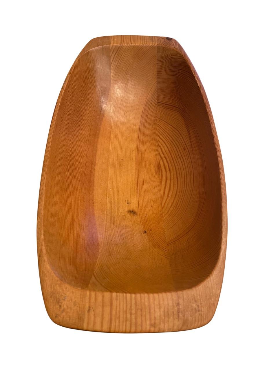 Bol scandinave en pin sculpté du milieu du siècle dernier par Stig Sandqvist Bon état - En vente à Stockholm, SE