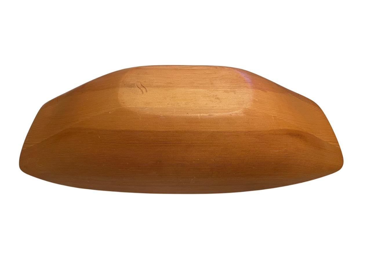 Fin du 20e siècle Bol scandinave en pin sculpté du milieu du siècle dernier par Stig Sandqvist en vente