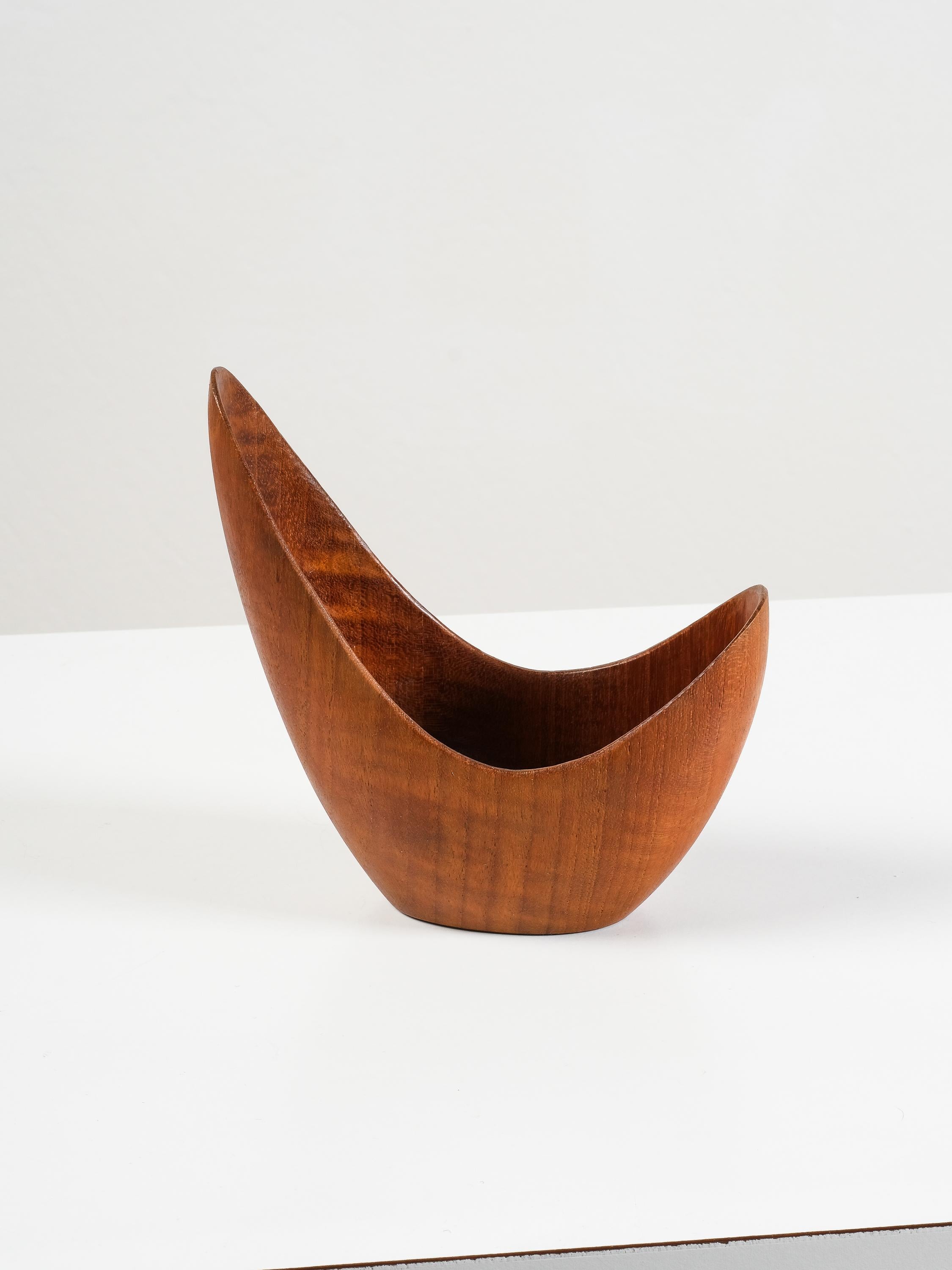 Scandinave moderne Bol en teck sculpté de Stig Sandqvist, Suède, années 1950 en vente