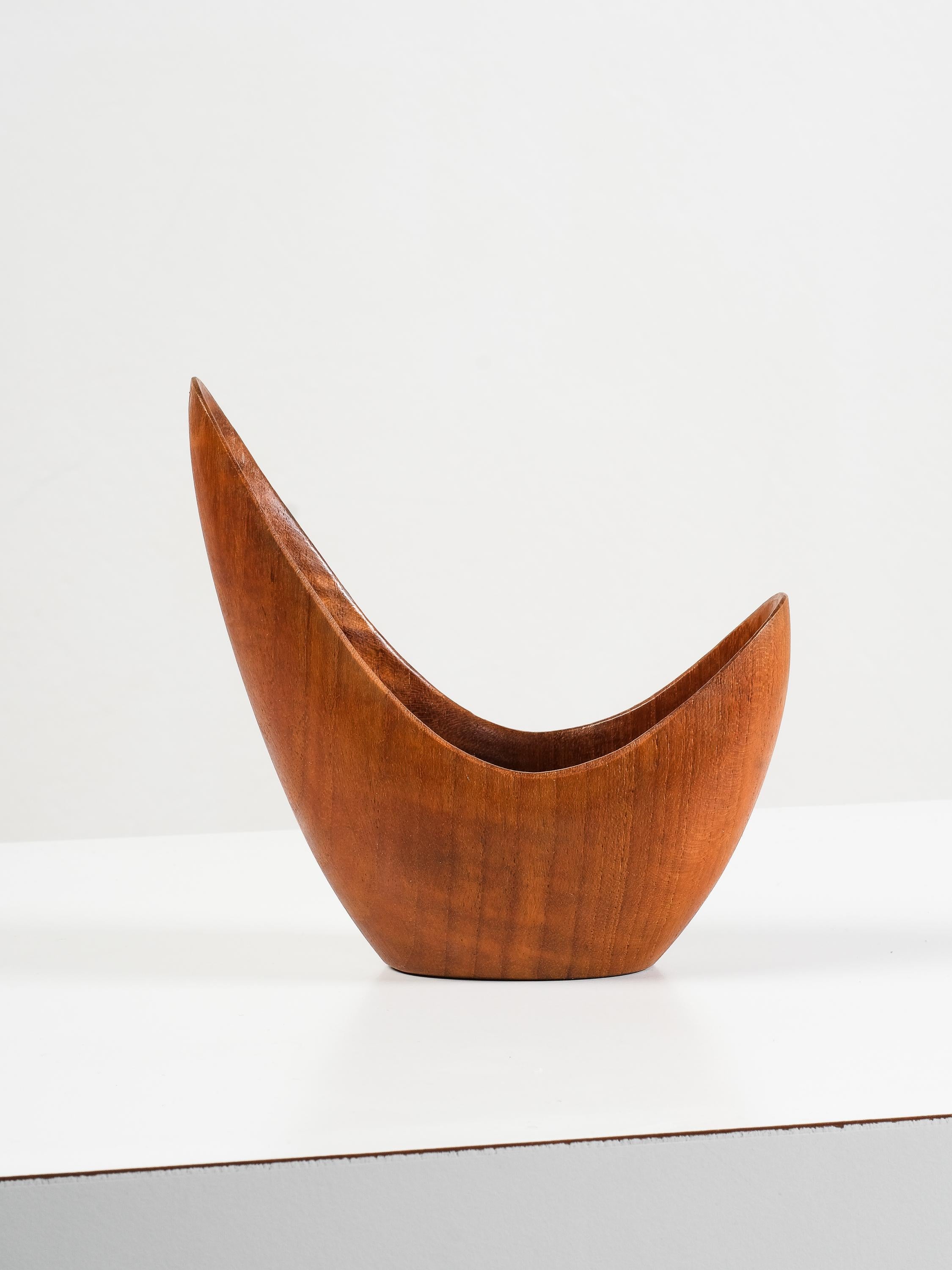 Suédois Bol en teck sculpté de Stig Sandqvist, Suède, années 1950 en vente