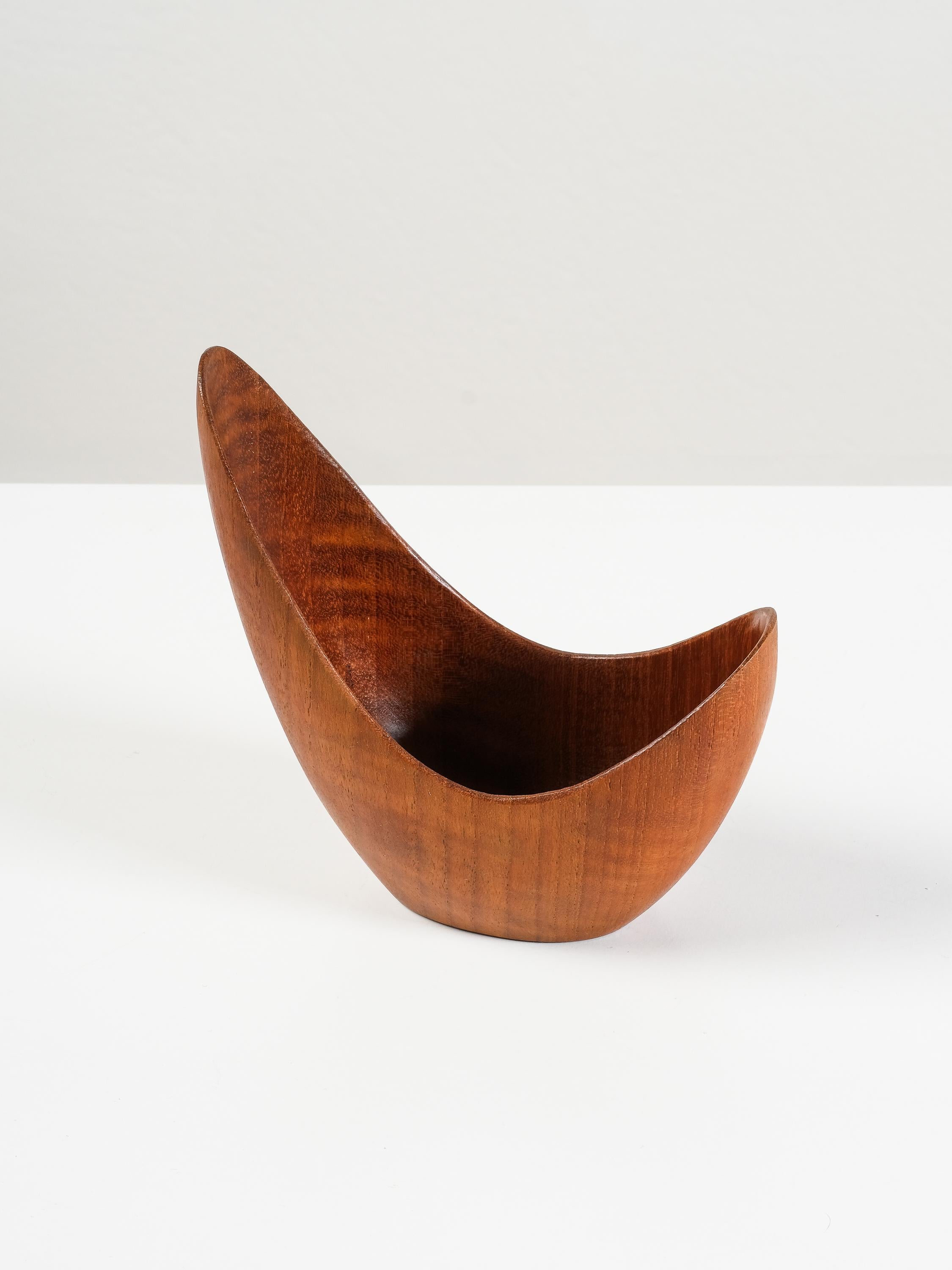 Bol en teck sculpté de Stig Sandqvist, Suède, années 1950 Bon état - En vente à Karis, Nyland