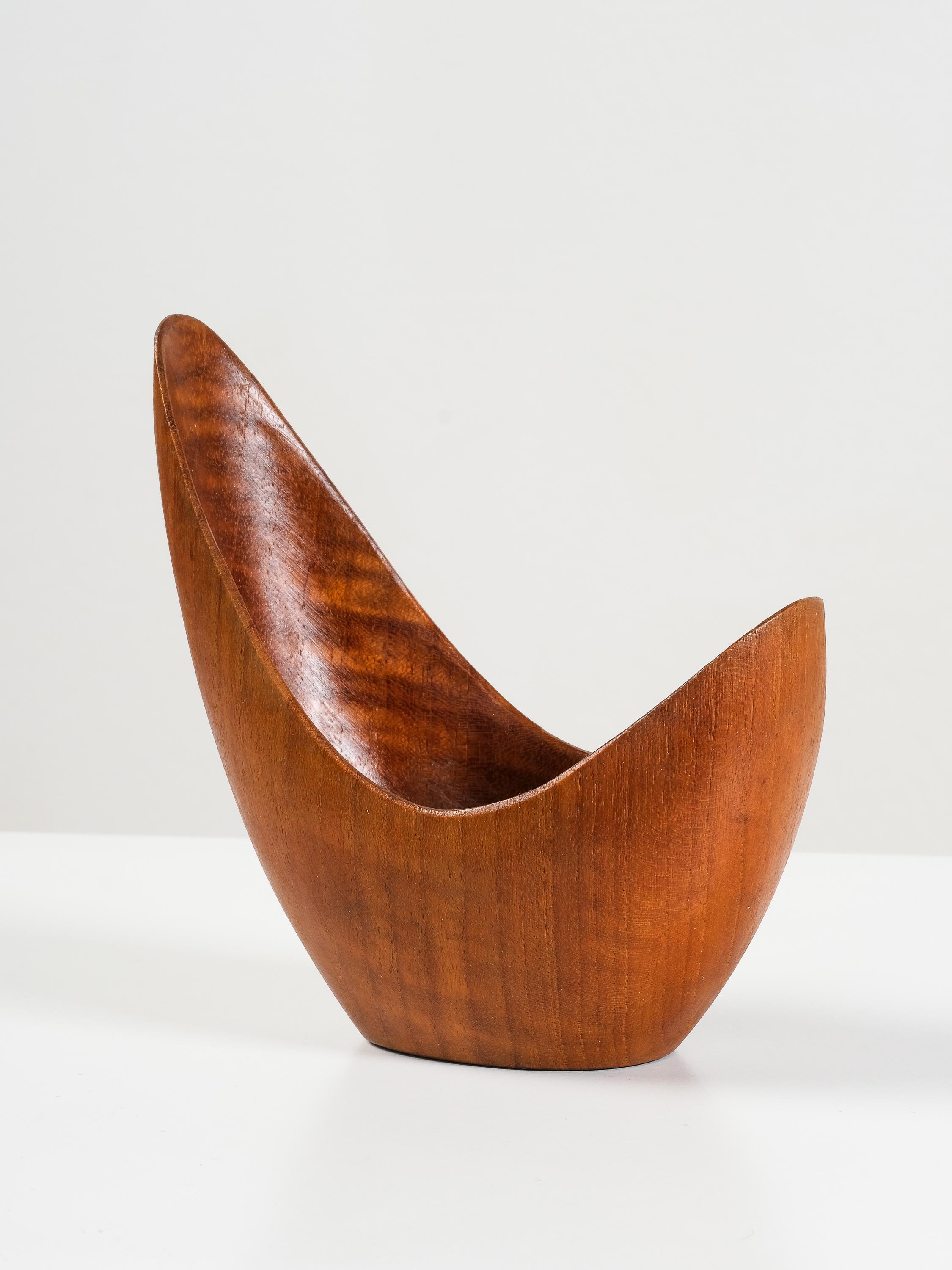 Milieu du XXe siècle Bol en teck sculpté de Stig Sandqvist, Suède, années 1950 en vente