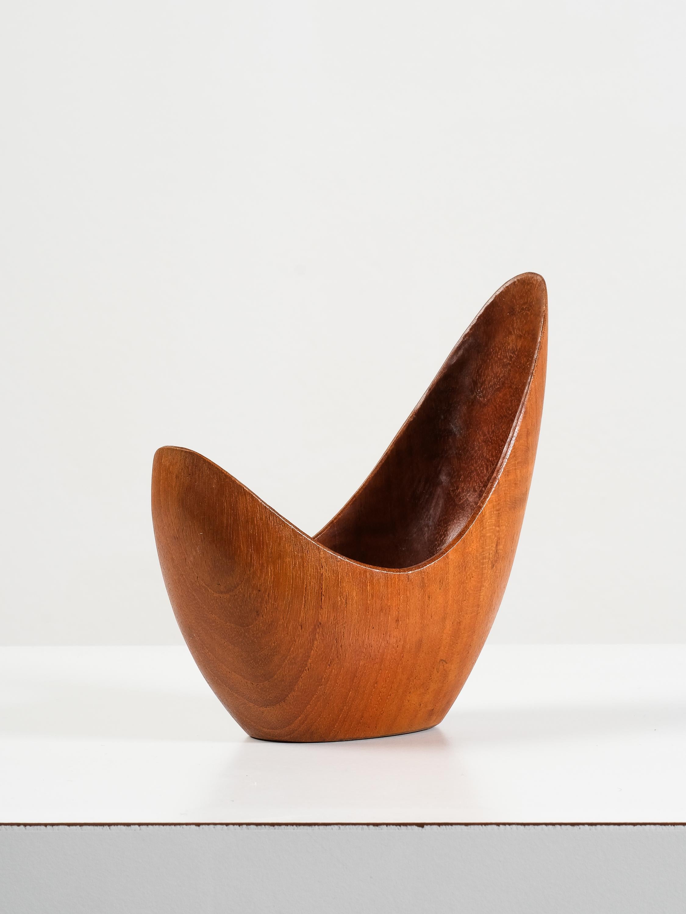Teck Bol en teck sculpté de Stig Sandqvist, Suède, années 1950 en vente