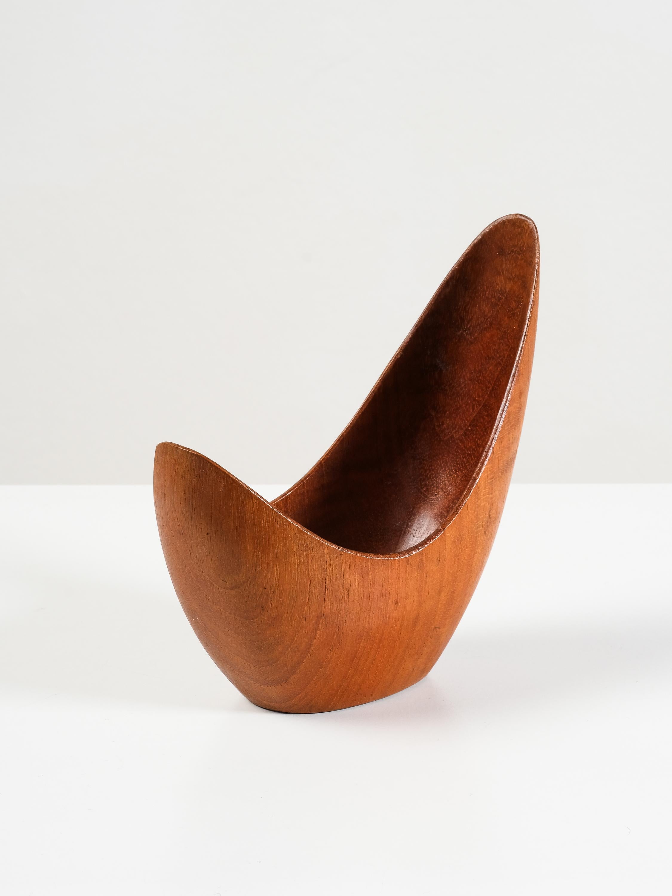 Bol en teck sculpté de Stig Sandqvist, Suède, années 1950 en vente 1