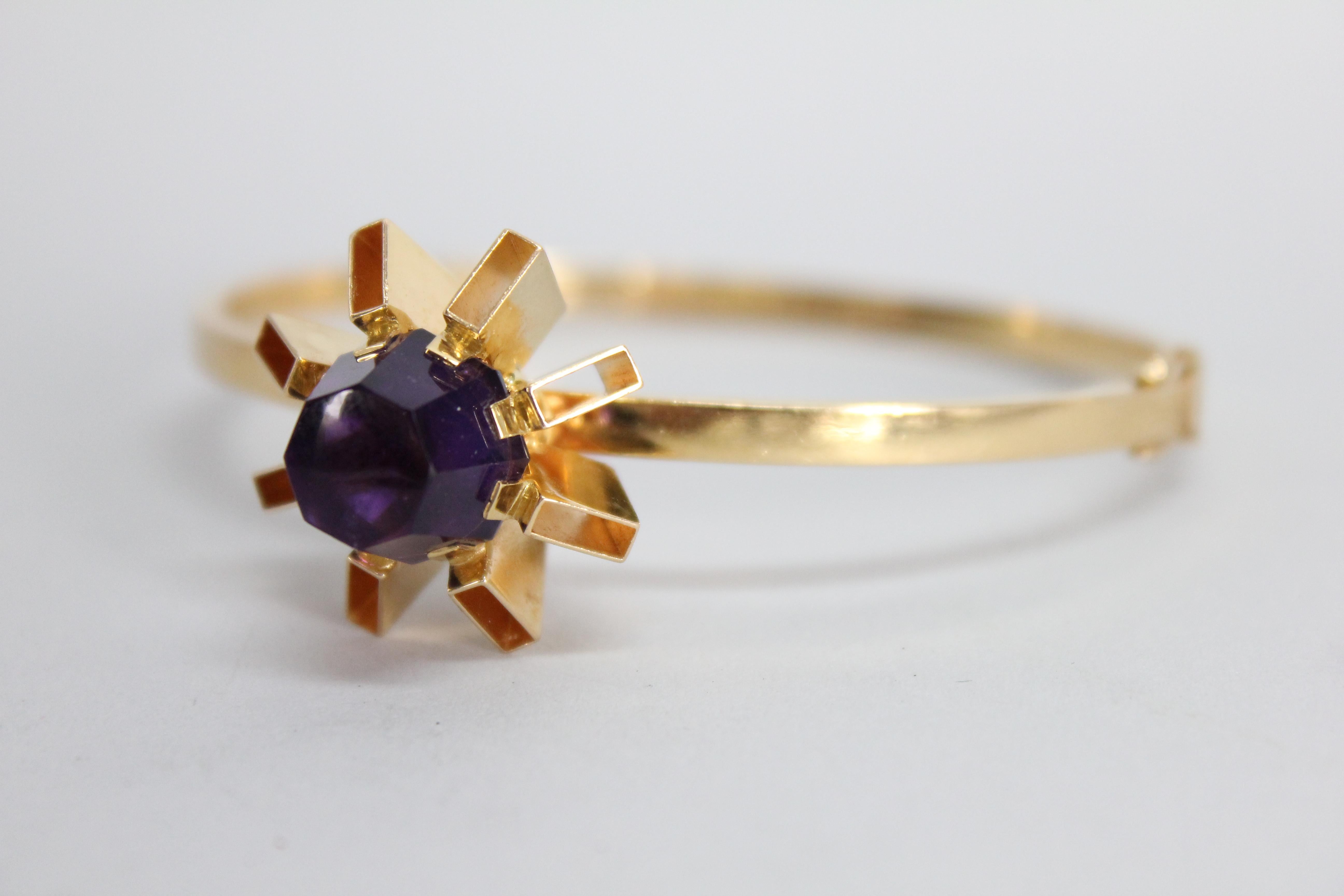 Wonderful modernist 18k gold bracelet by Swedish designer Stigbert.
Made for Engelbert Heribert in Stockholm 1963. Made in 18k gold with a wonderful large amethyst. Total weight 16 grams. The amethyst's diameter is 12mm (1.2cm).
Fully marked and in