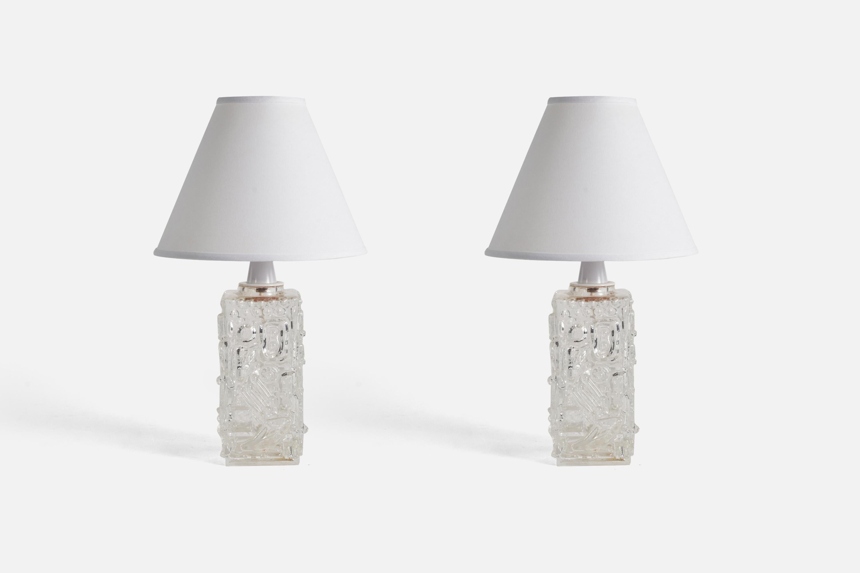 Coppia di lampade da tavolo in vetro progettate e prodotte da AB Stilarmatur, Tranås, Svezia, anni '60. 

Venduto senza paralume.
Dimensioni della lampada (pollici) : 12,75 x 4,6 x 4,37 (altezza x larghezza x profondità)
Dimensioni del paralume