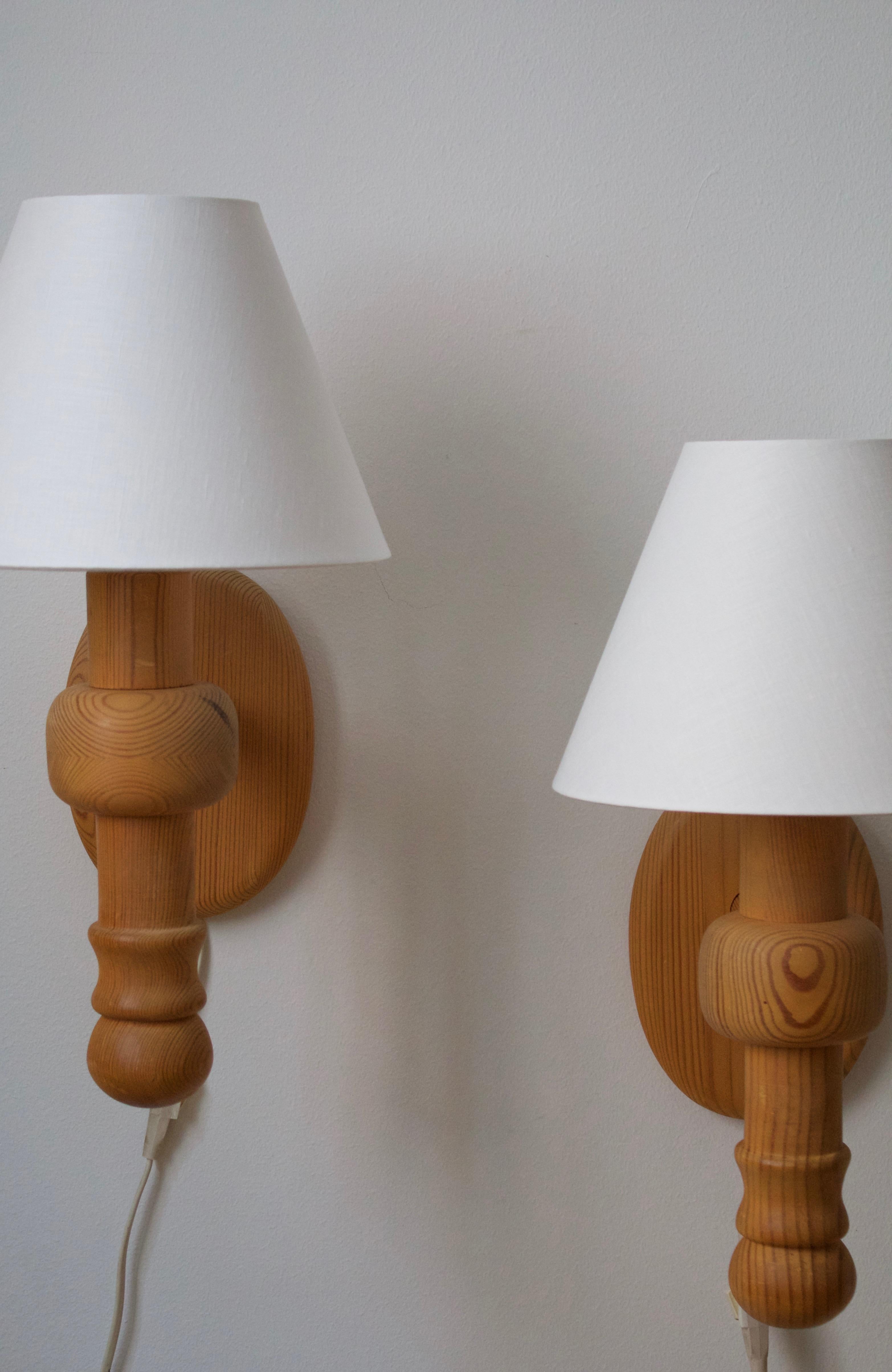 Stilarmatur Tranås, Pair of Wall Lights, Solid Pine, Fabric, Sweden, 1970s In Good Condition In High Point, NC