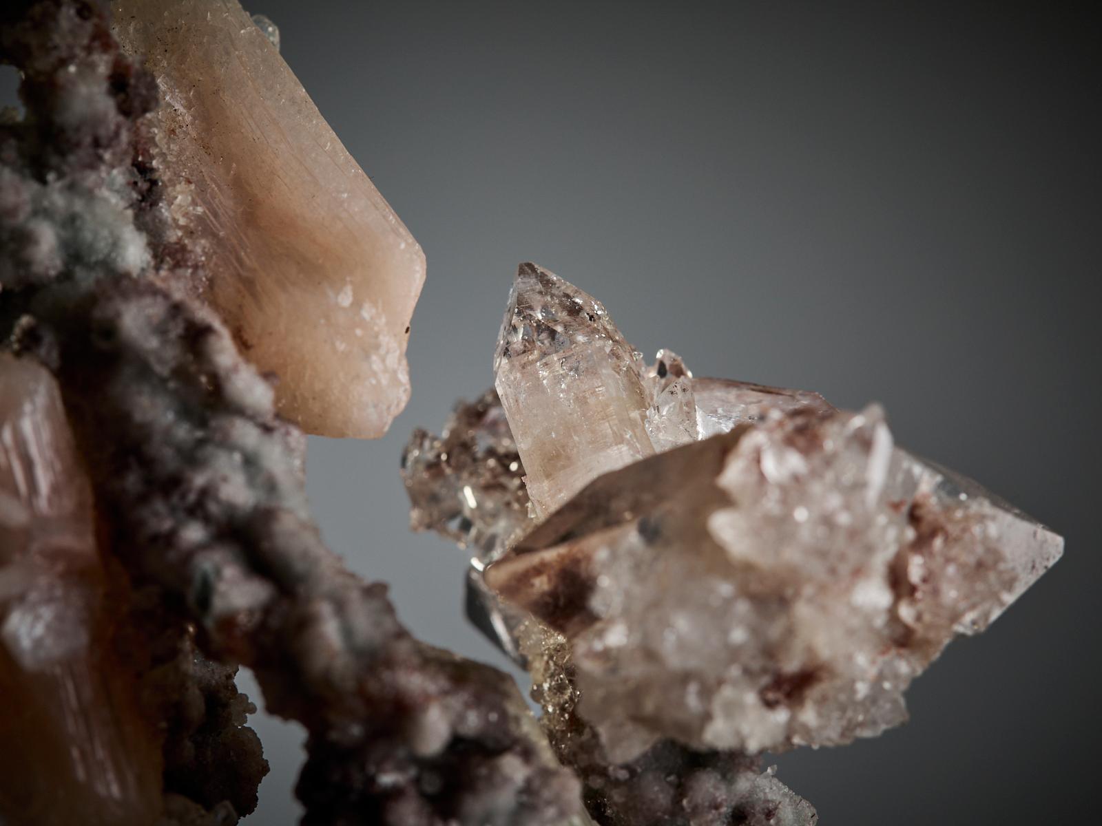 Stilbite and Calcite on Chalcedony Quartz in vendita 4
