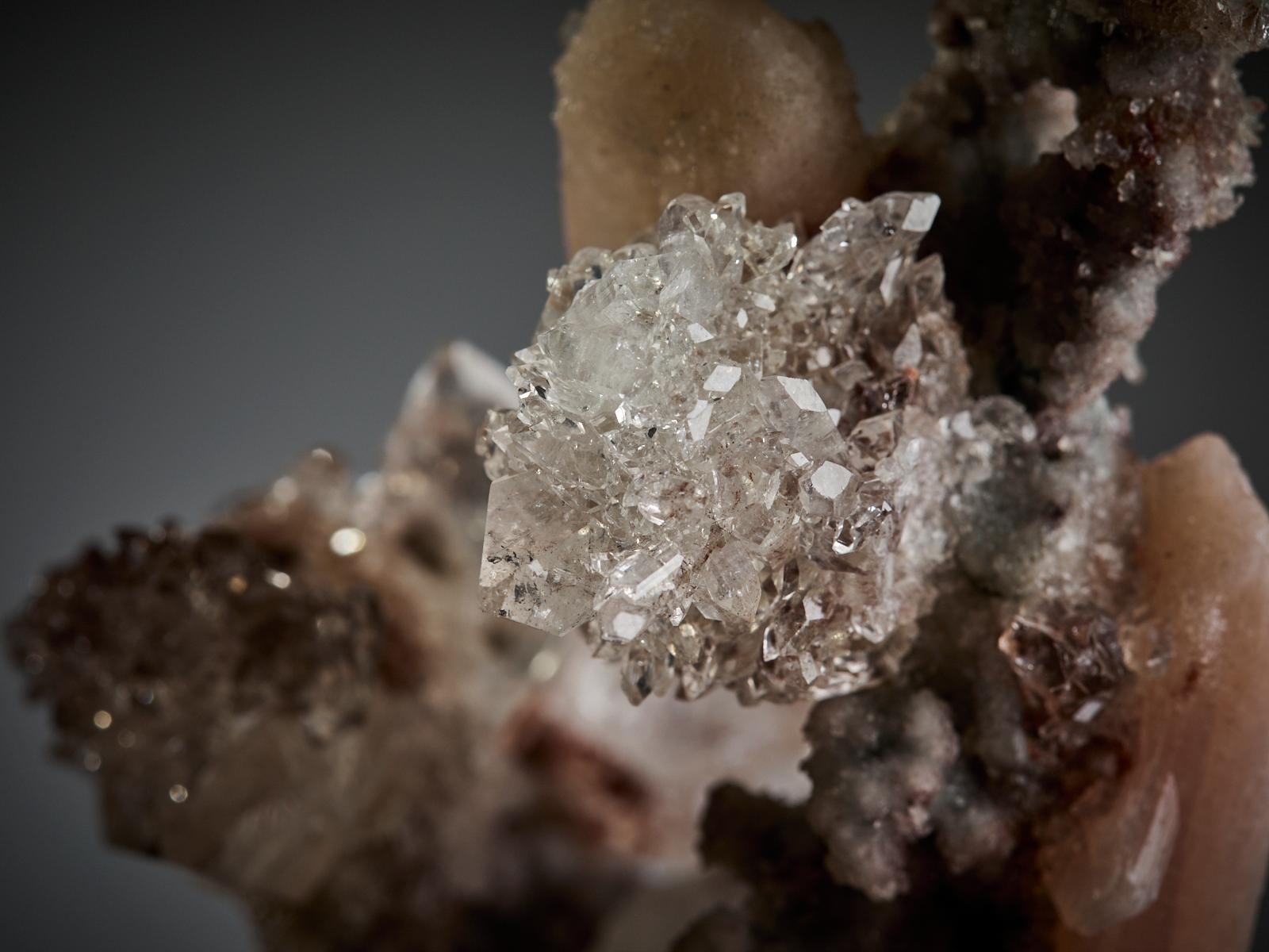 Stilbite and Calcite on Chalcedony Quartz in vendita 9