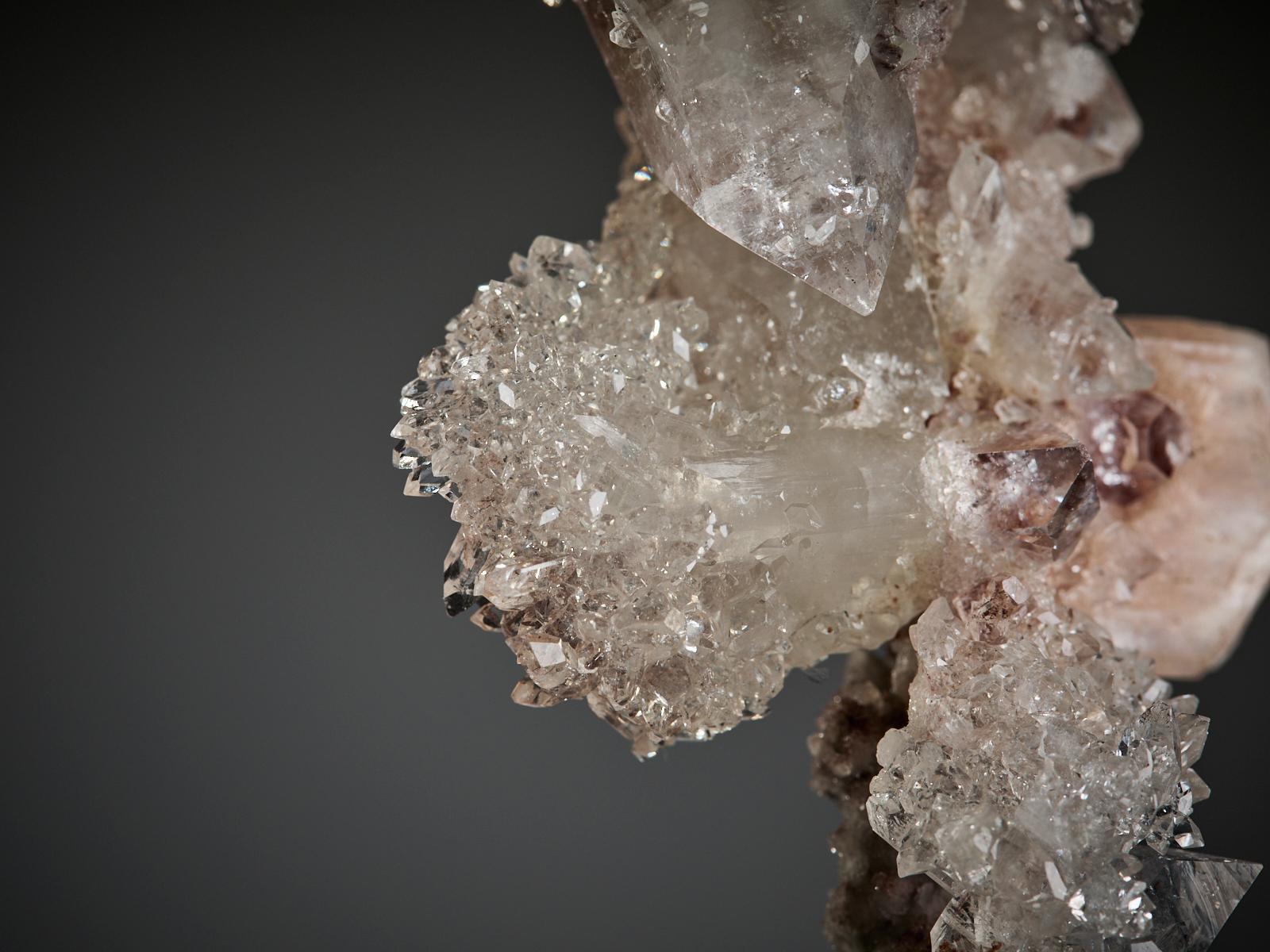 Stilbite and Calcite on Chalcedony Quartz in vendita 10