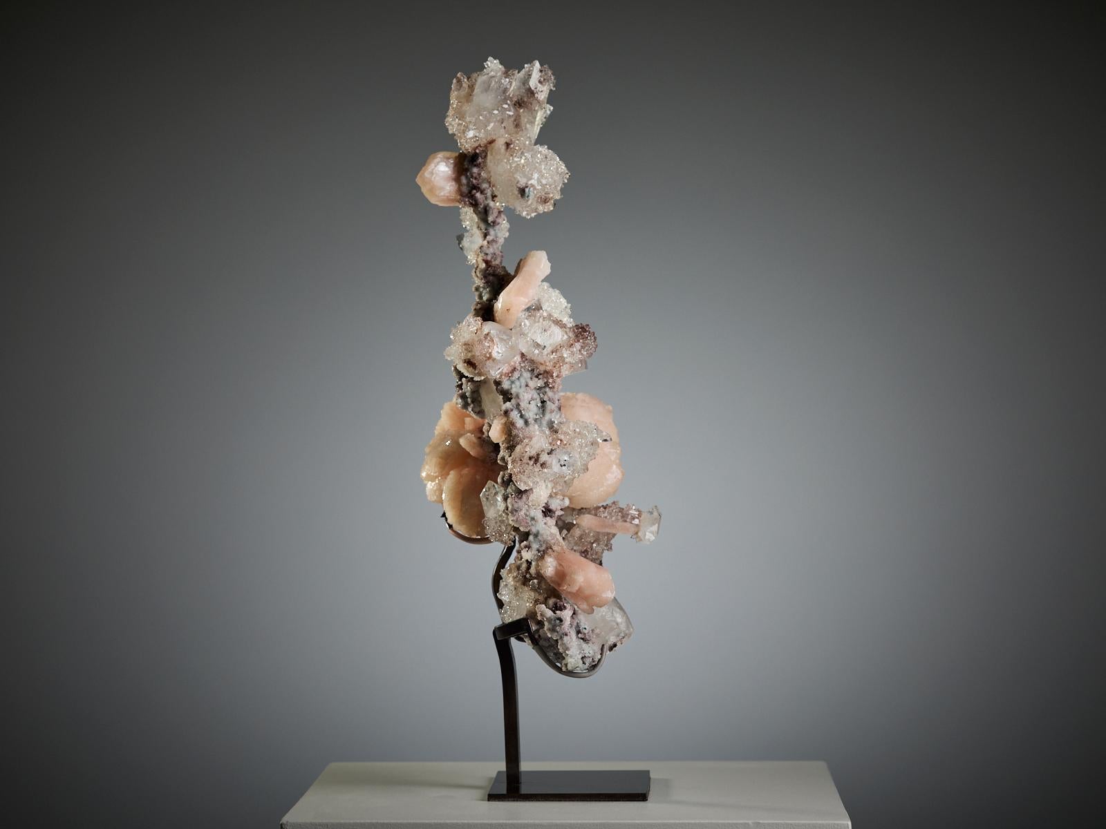 Indiano Stilbite and Calcite on Chalcedony Quartz in vendita