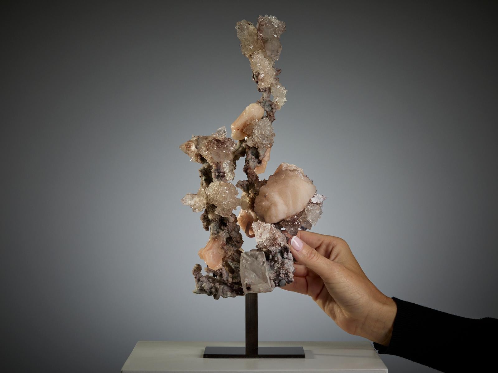 Cristallo Stilbite and Calcite on Chalcedony Quartz in vendita