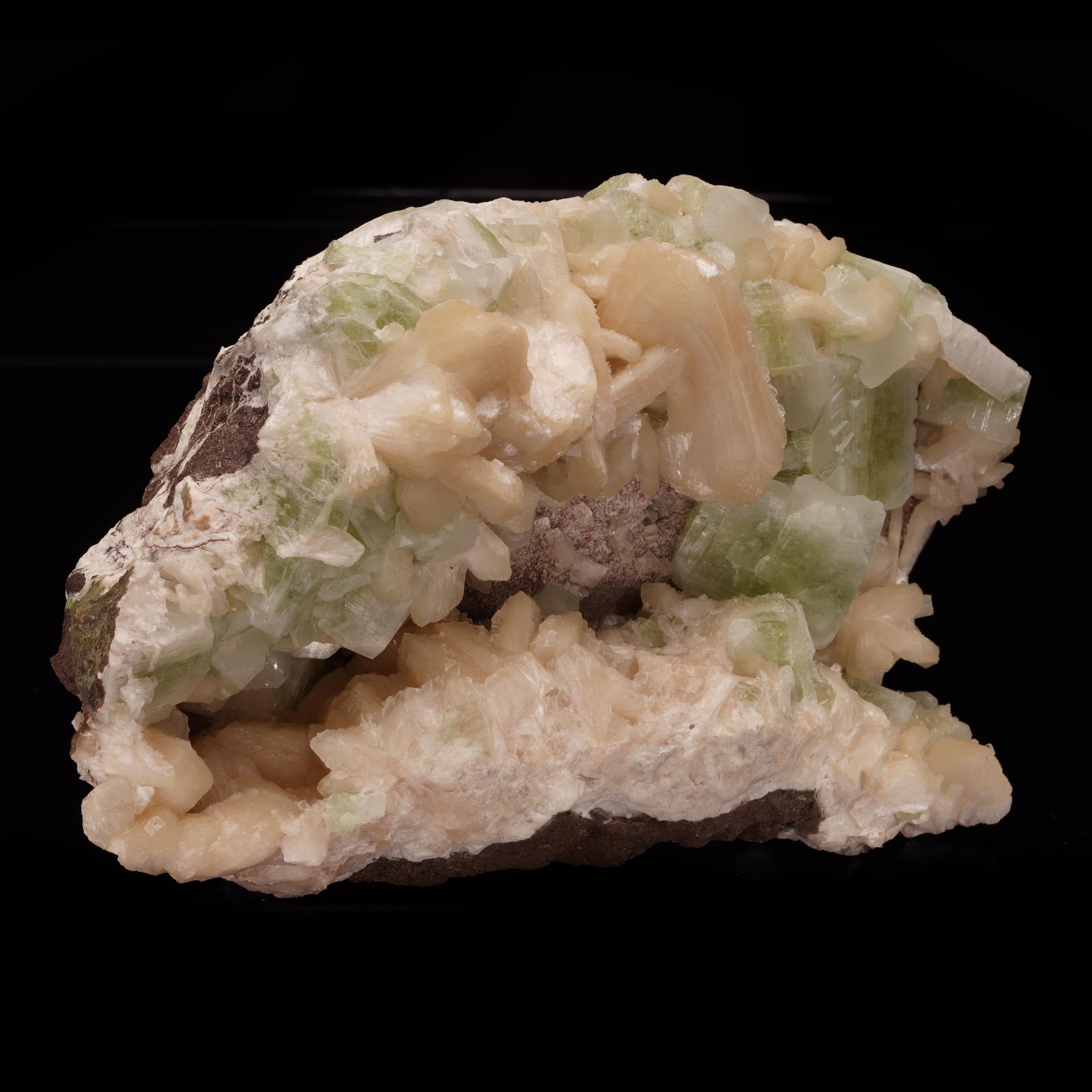 Stilbite and Green Apophyllite from India In New Condition For Sale In New York, NY