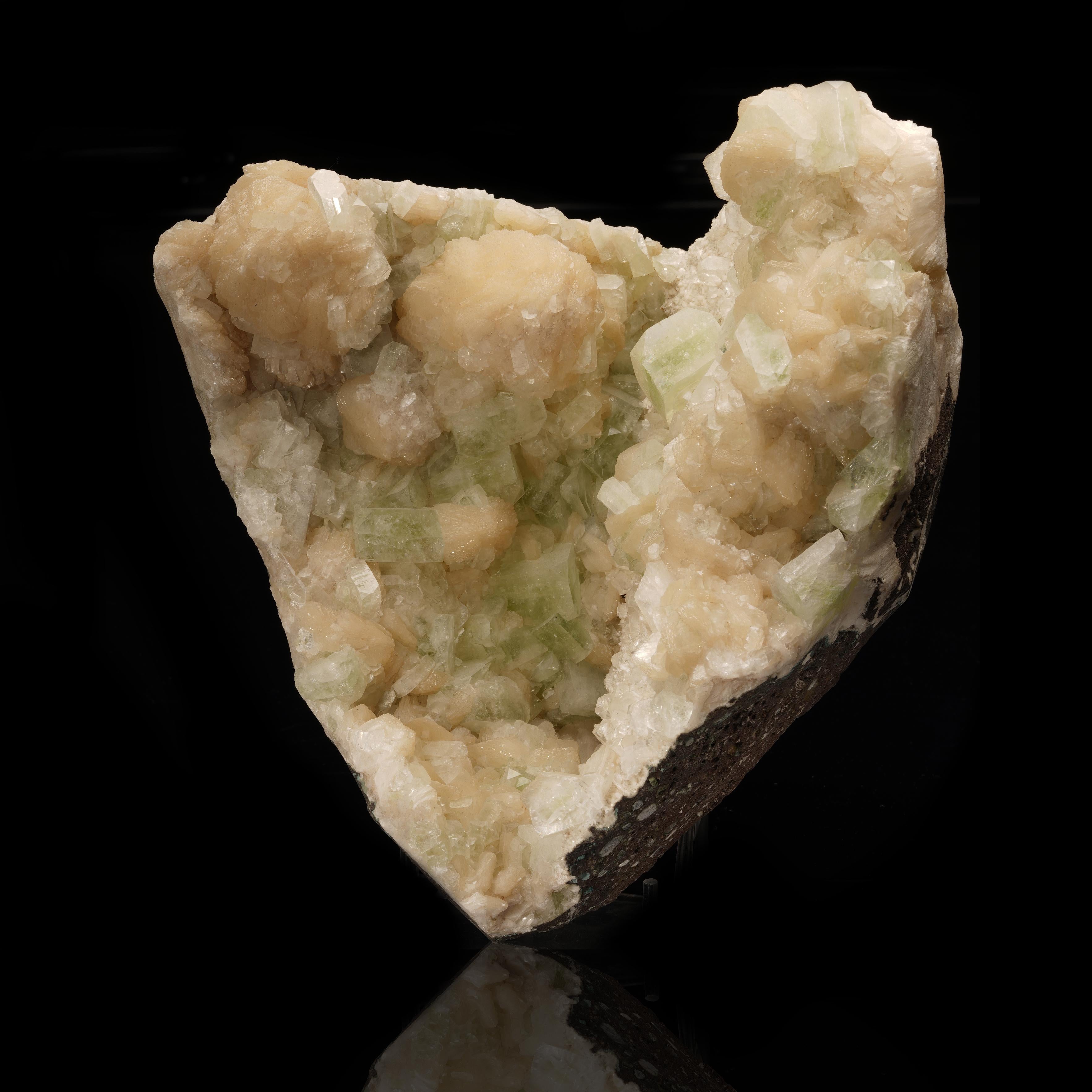 Stilbite and Green Apophyllite from India II In New Condition For Sale In New York, NY