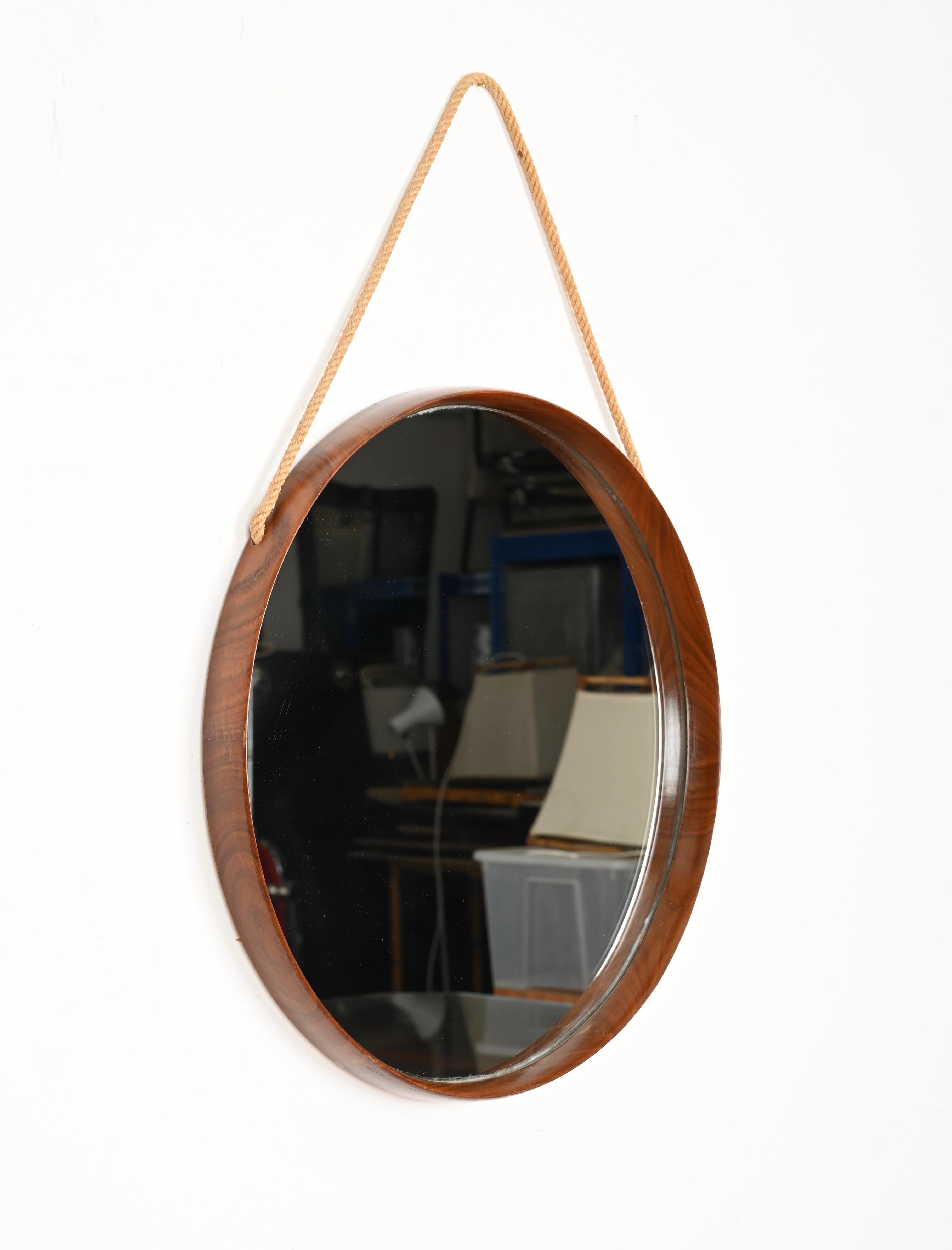 Maravilloso espejo redondo de mediados de siglo en madera de teca y cuerda. Este precioso espejo fue diseñado por Stilcasa en Italia durante la década de 1960.

Totalmente original y en un estado increíble. Este elegante espejo tiene un marco