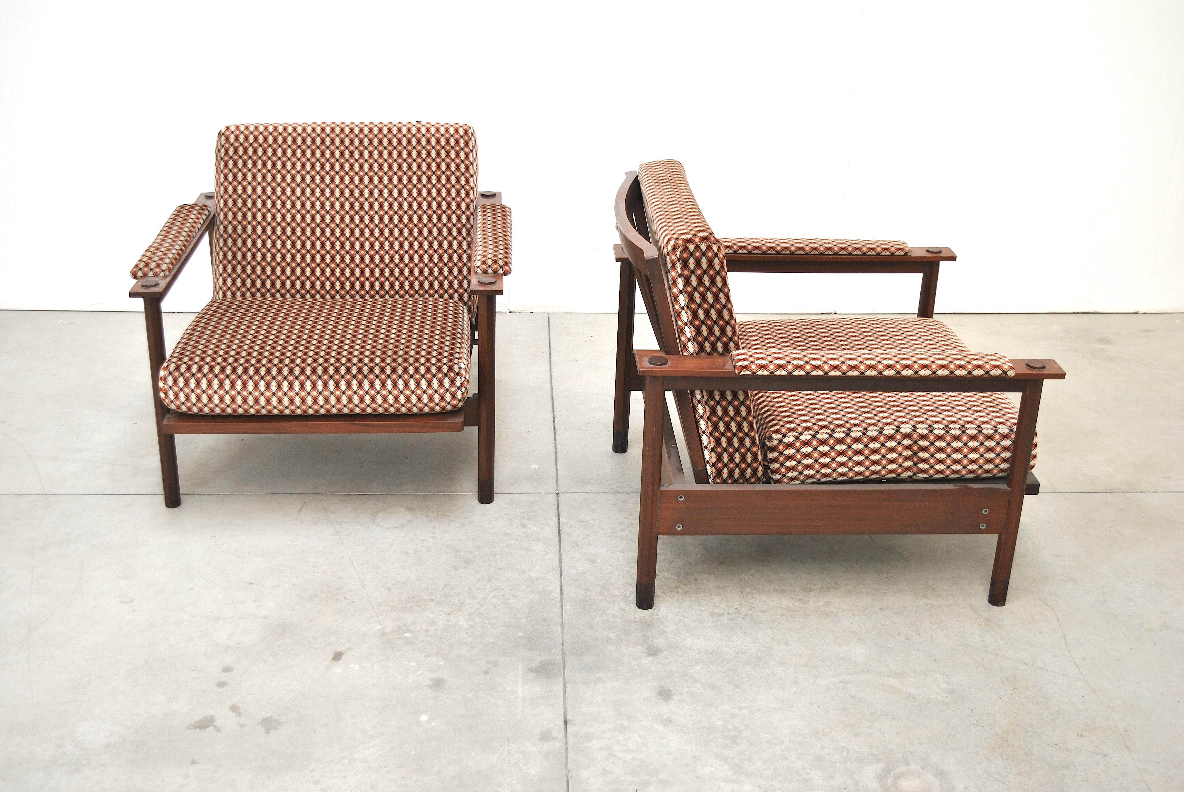 Pair of midcentury Italian armchairs in velvet and wood manufactured by Stildomus in the 1960s with reclining back and extendable seat.

These fabric on these chairs are customized. We have our own in-house upholstery studio that can expertly