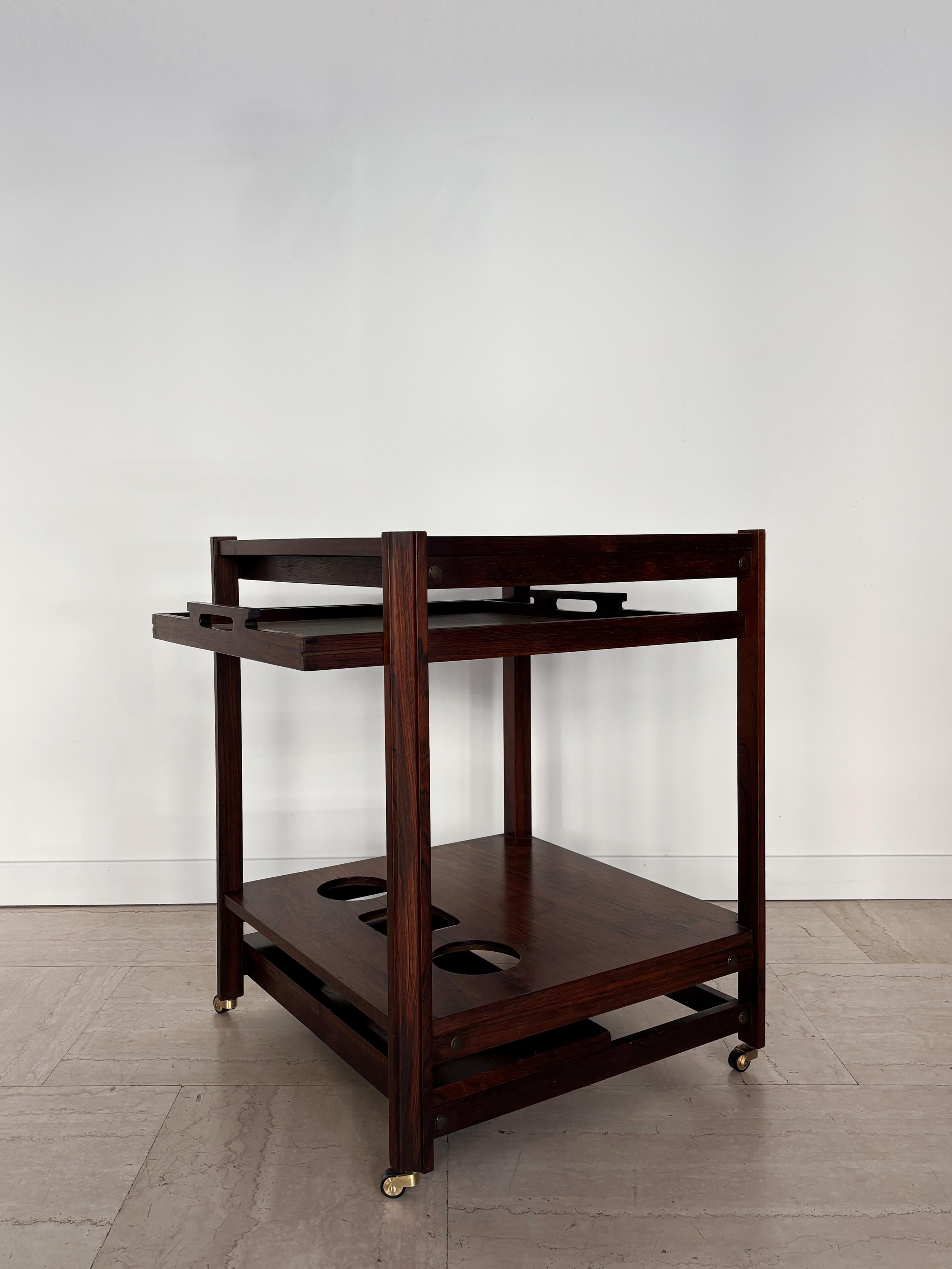 Italienischer Barwagen aus dunklem Holz mit herausnehmbarer oberer Ablage, Laminatablage und Flaschenregal darunter, Stildomus-Produktion 1950er Jahre

Bitte beachten Sie, dass der Barwagen original aus dieser Zeit stammt und normale Alters- und