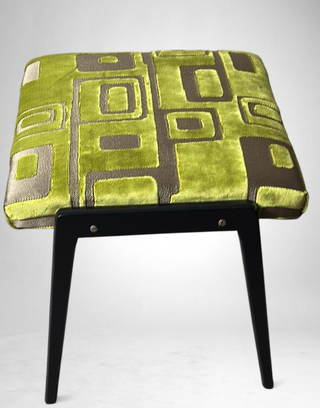 Stile Paolo Buffa Coppia Di Panchetti In Legno E Tessuto Design/One Verde in vendita 6