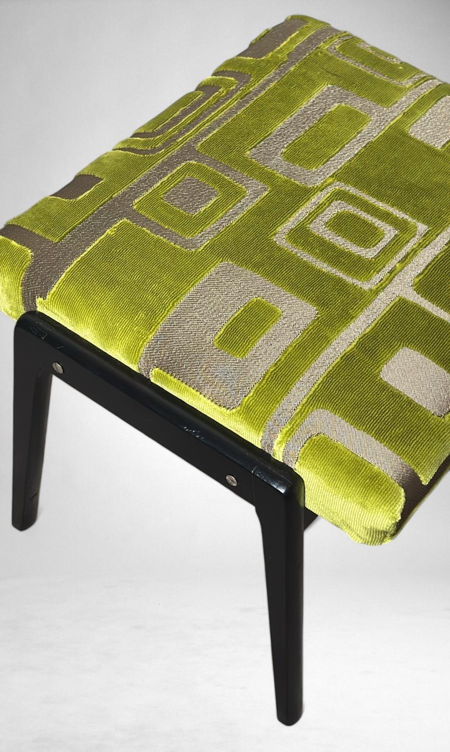 Stile Paolo Buffa Coppia Di Panchetti In Legno E Tessuto Design/One Verde in vendita 11