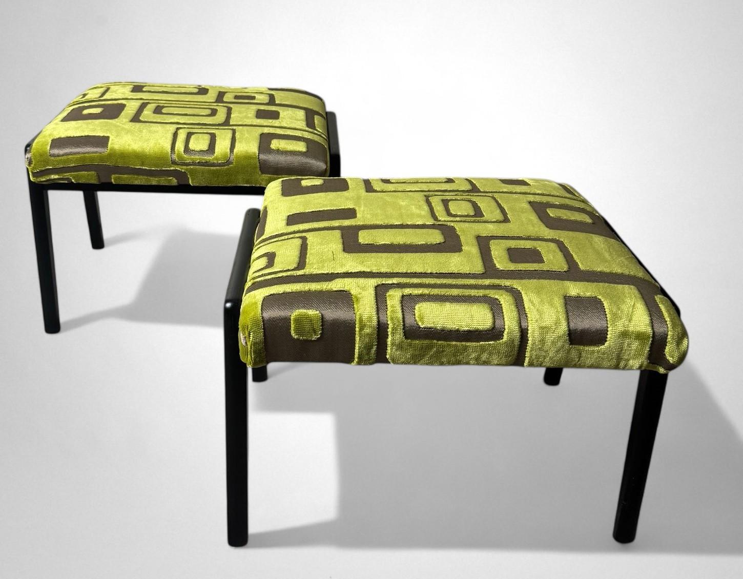 coppia di panche coniche ed eleganti, caratterizzate da una struttura solida e armoniosa. Le gambe finemente sagomate sono un elemento essenziale del design: la loro forma angolata garantisce un'eccellente stabilità e leggerezza visiva. Realizzate